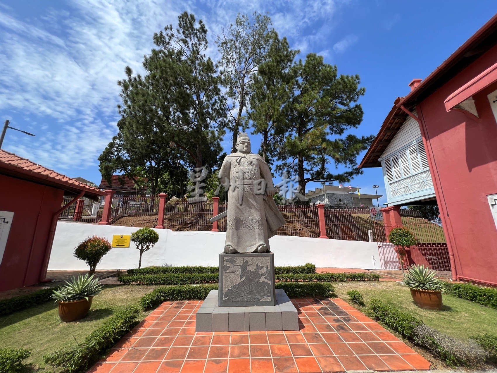 （古城封底主文）《用眼睛去旅游》：荷兰红屋广场