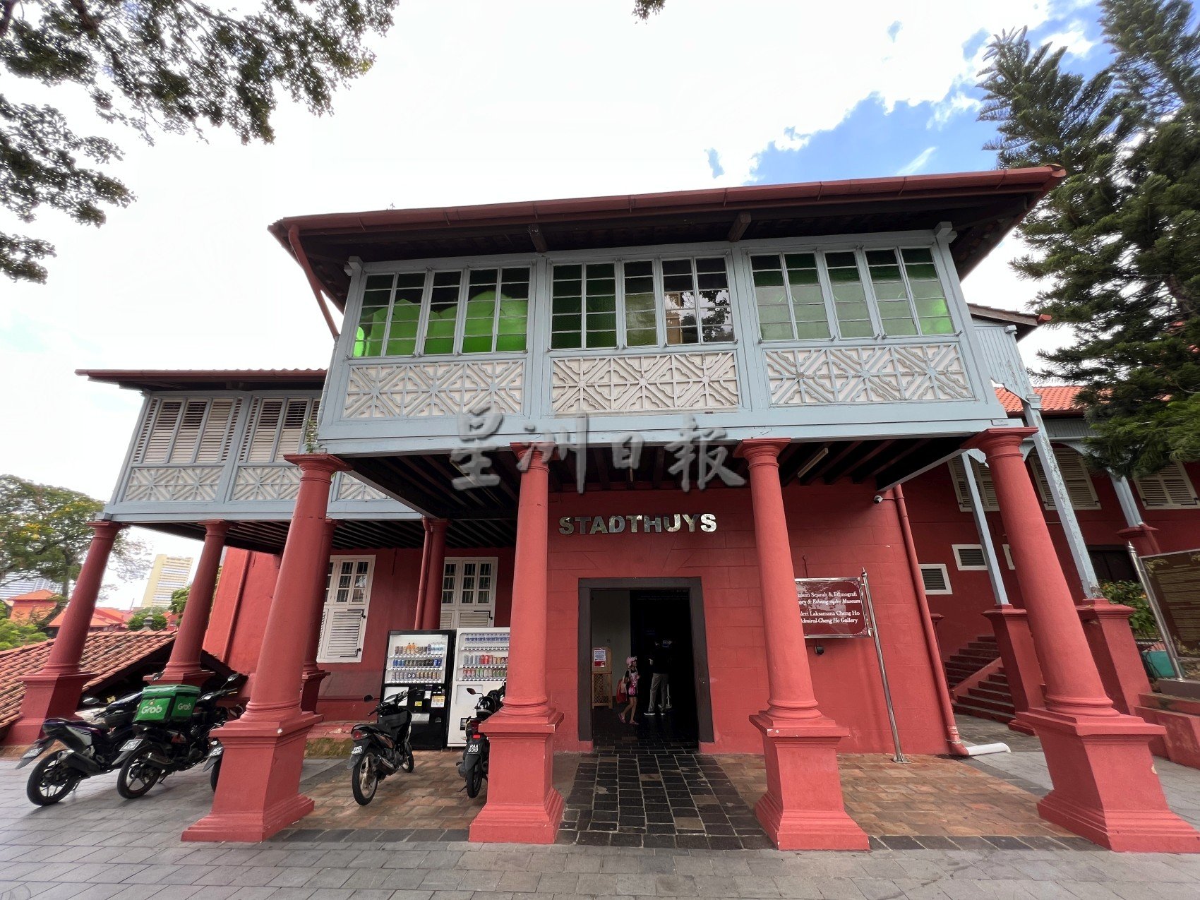 (古城封底主文)《用眼睛去旅游》:荷兰红屋广场