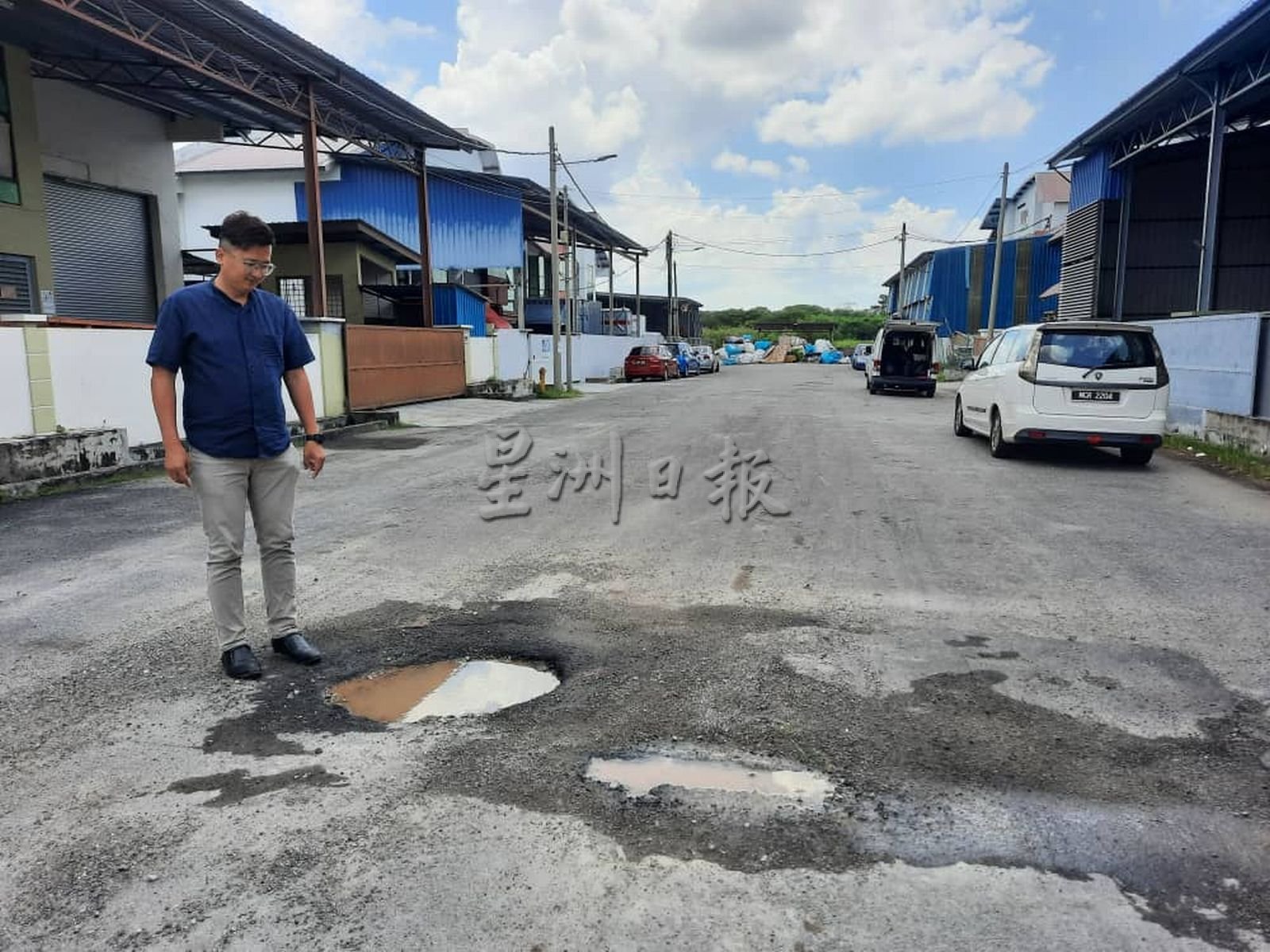 （古城封面主文）厂家无处丢垃圾，路口到处是垃圾