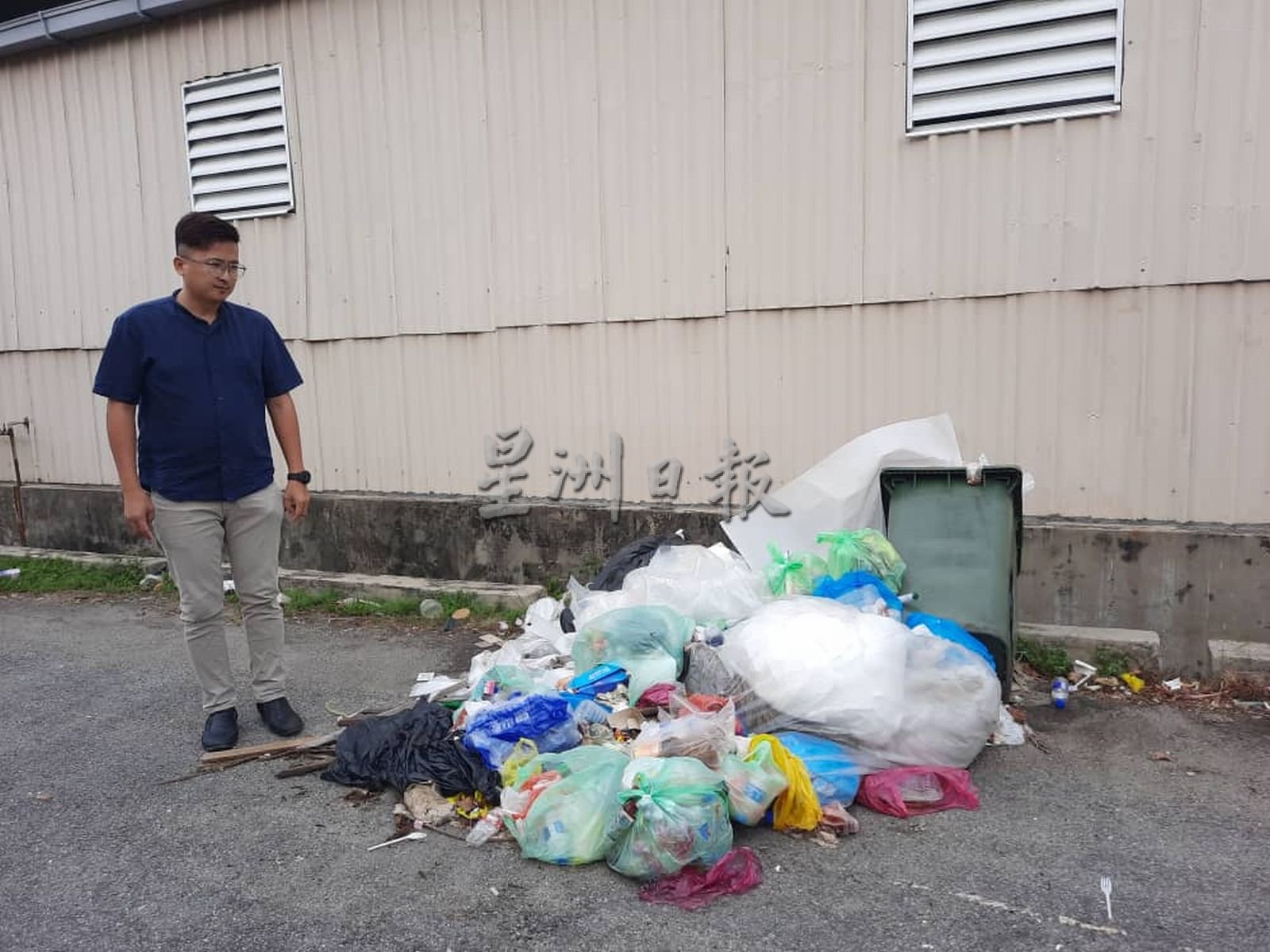 （古城封面主文）厂家无处丢垃圾，路口到处是垃圾