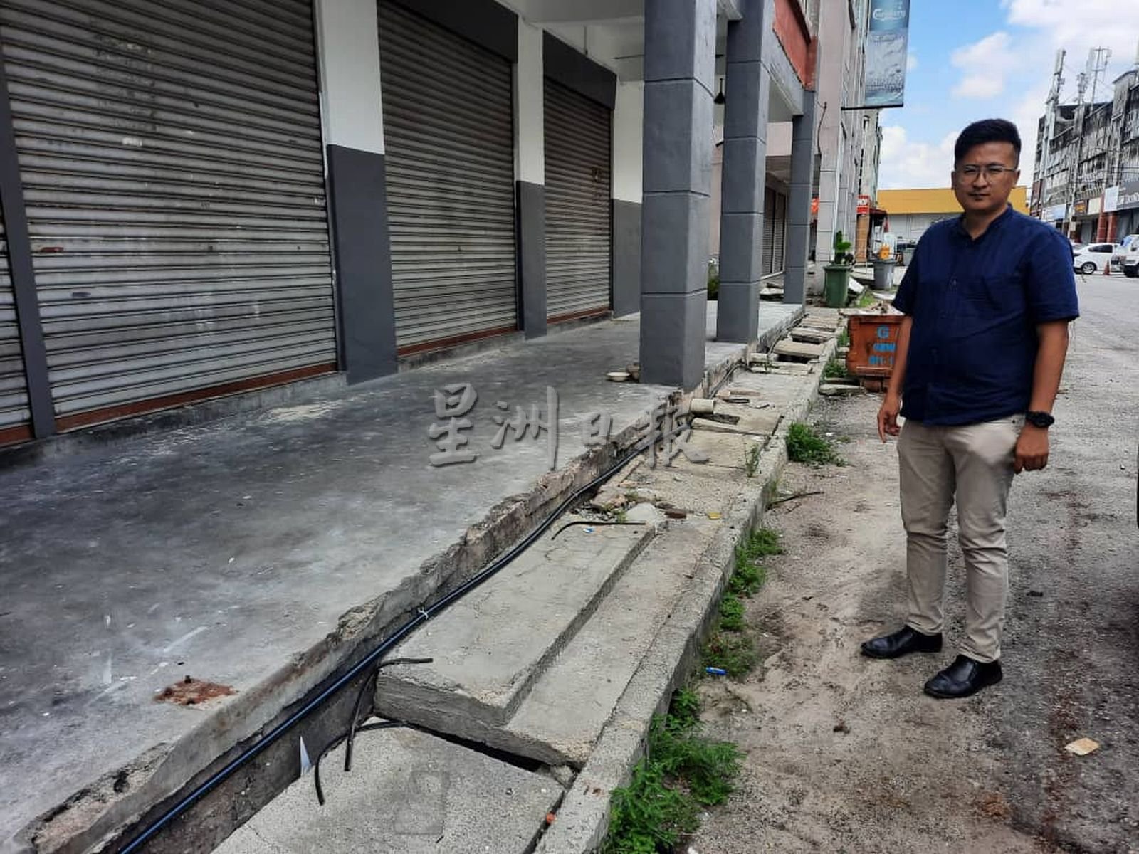 （古城封面主文）厂家无处丢垃圾，路口到处是垃圾