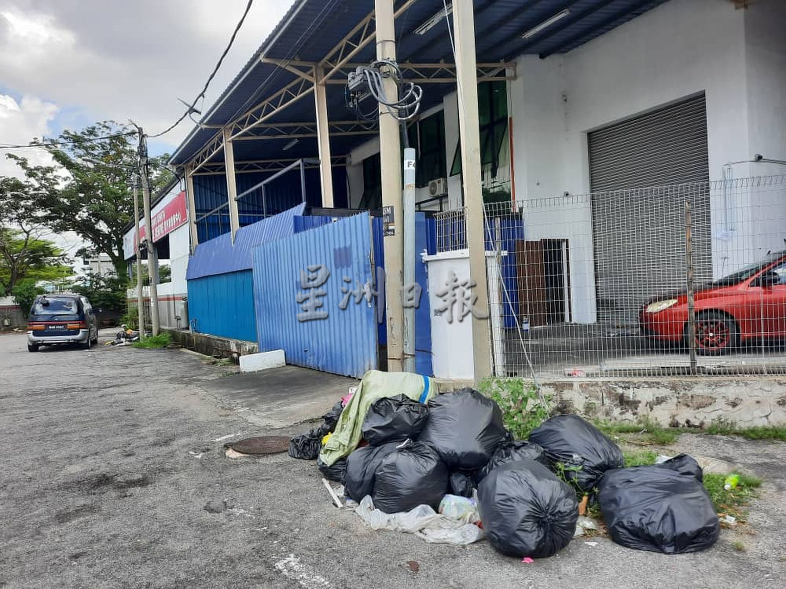 （古城封面主文）厂家无处丢垃圾，路口到处是垃圾