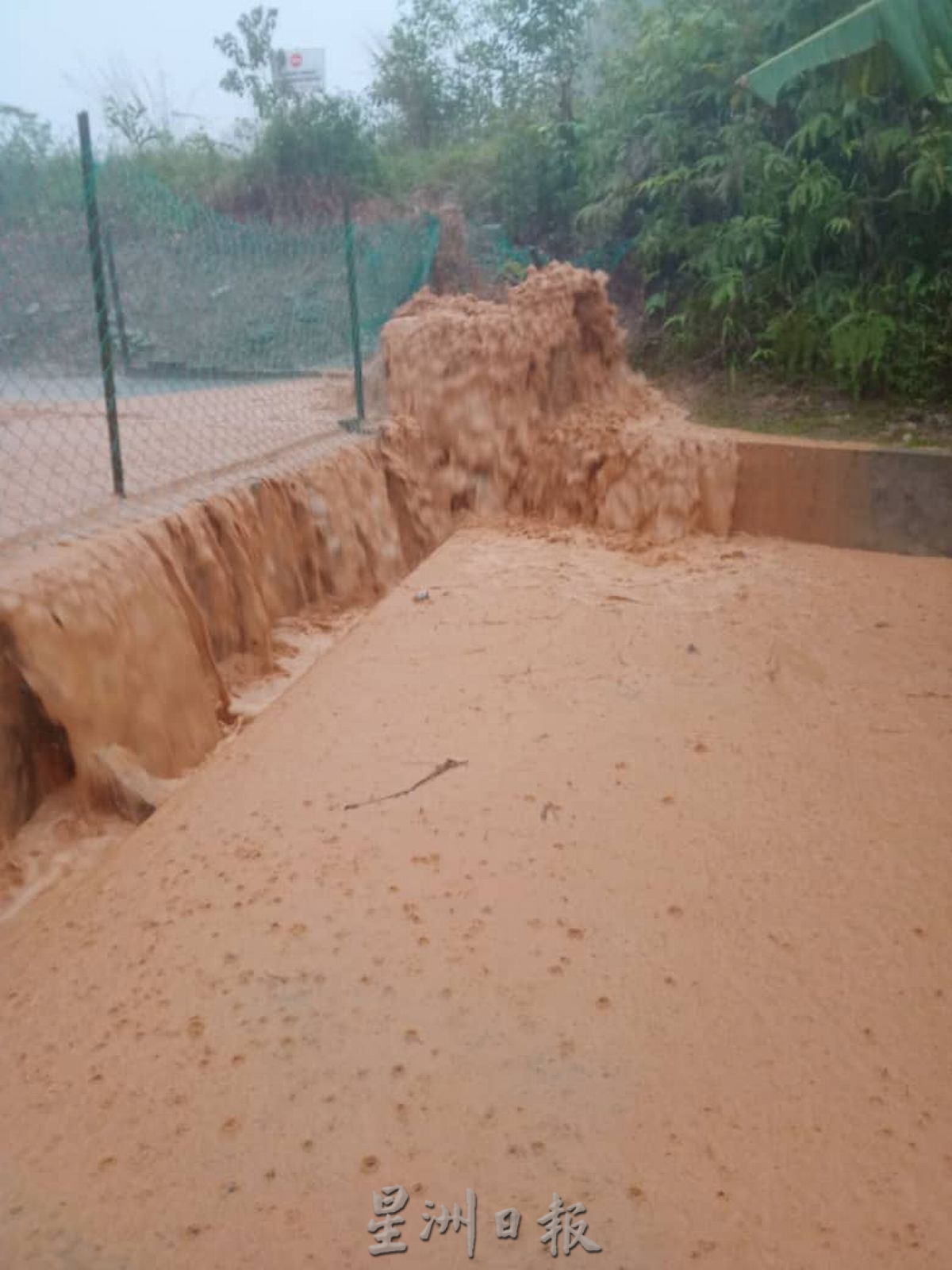 (古城封面主文)地主没妥善处理排水,昨午一场大雨 住宅区变泥城