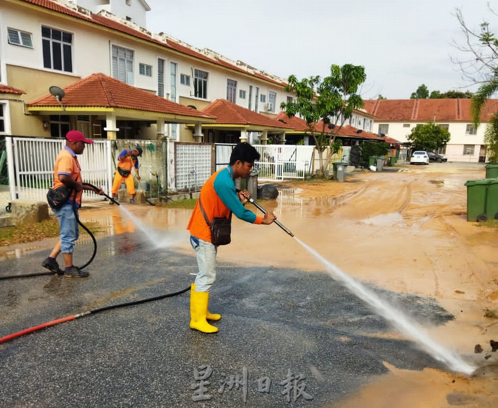 （古城封面主文）地主没妥善处理排水，昨午一场大雨 住宅区变泥城