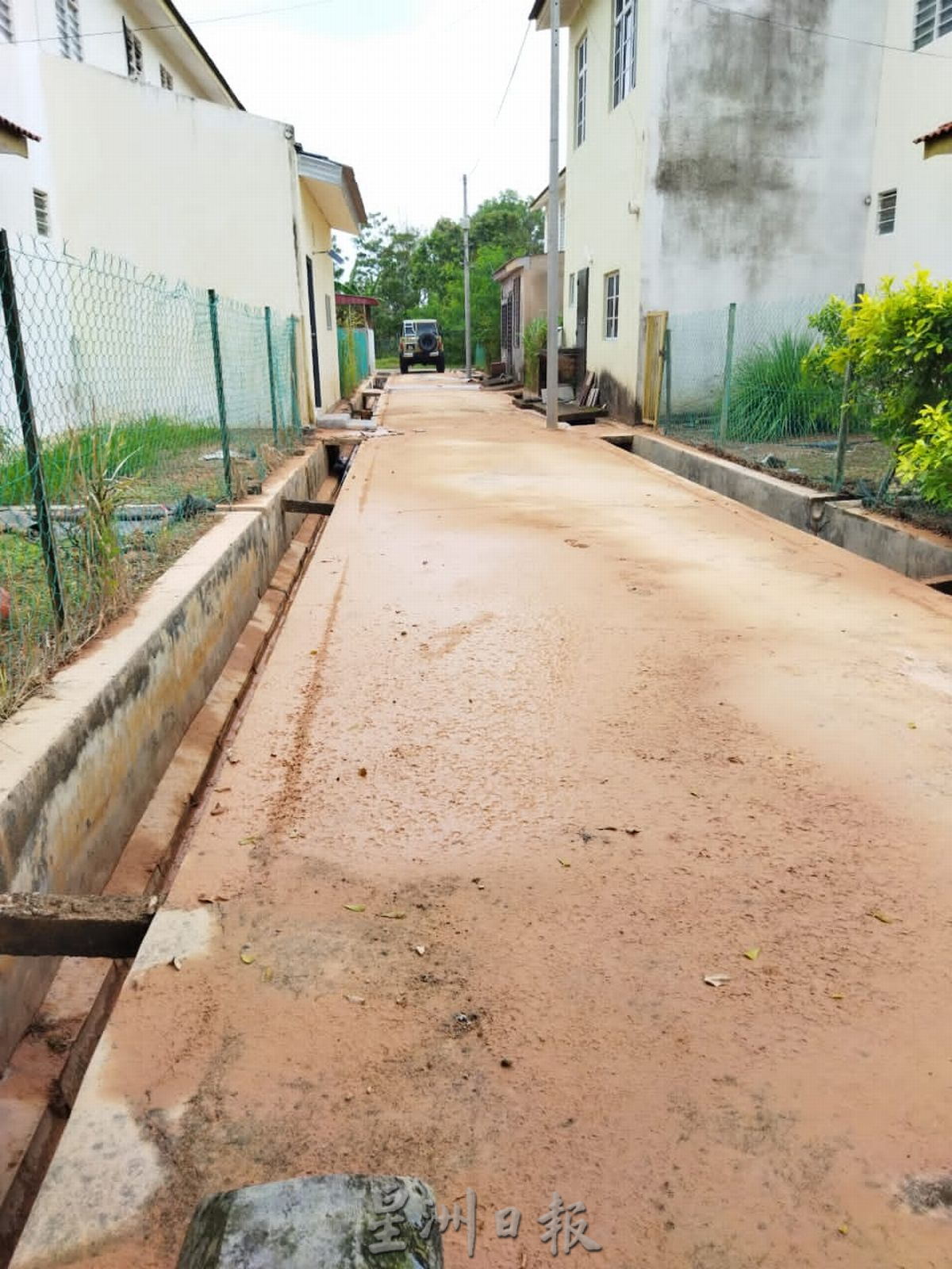 （古城封面主文）地主没妥善处理排水，昨午一场大雨 住宅区变泥城