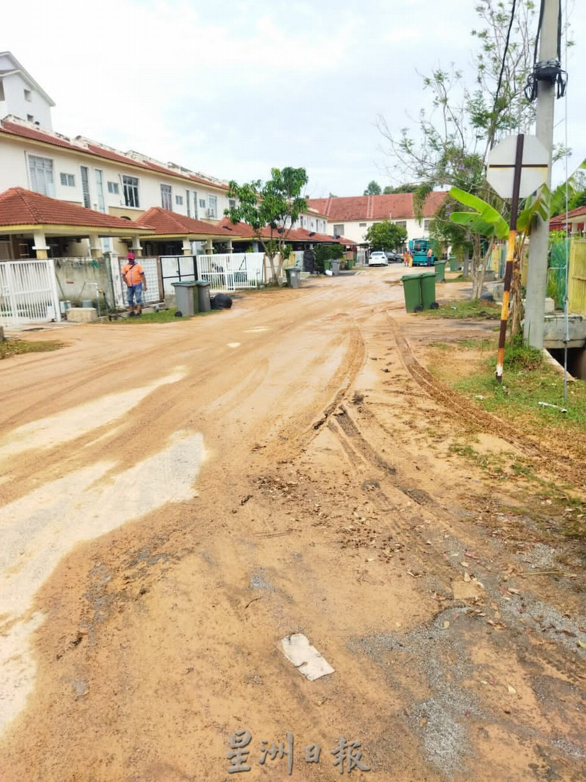 (古城封面主文)地主没妥善处理排水,昨午一场大雨 住宅区变泥城