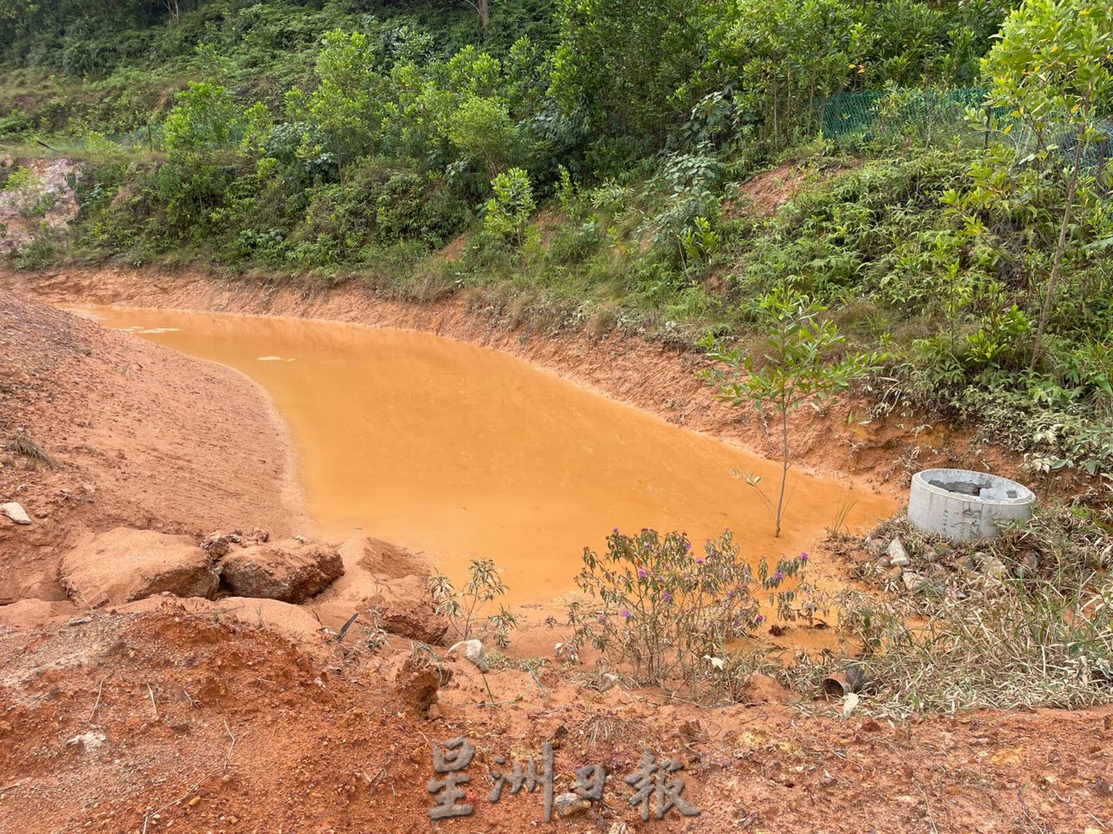 （古城封面主文）地主没妥善处理排水，昨午一场大雨 住宅区变泥城