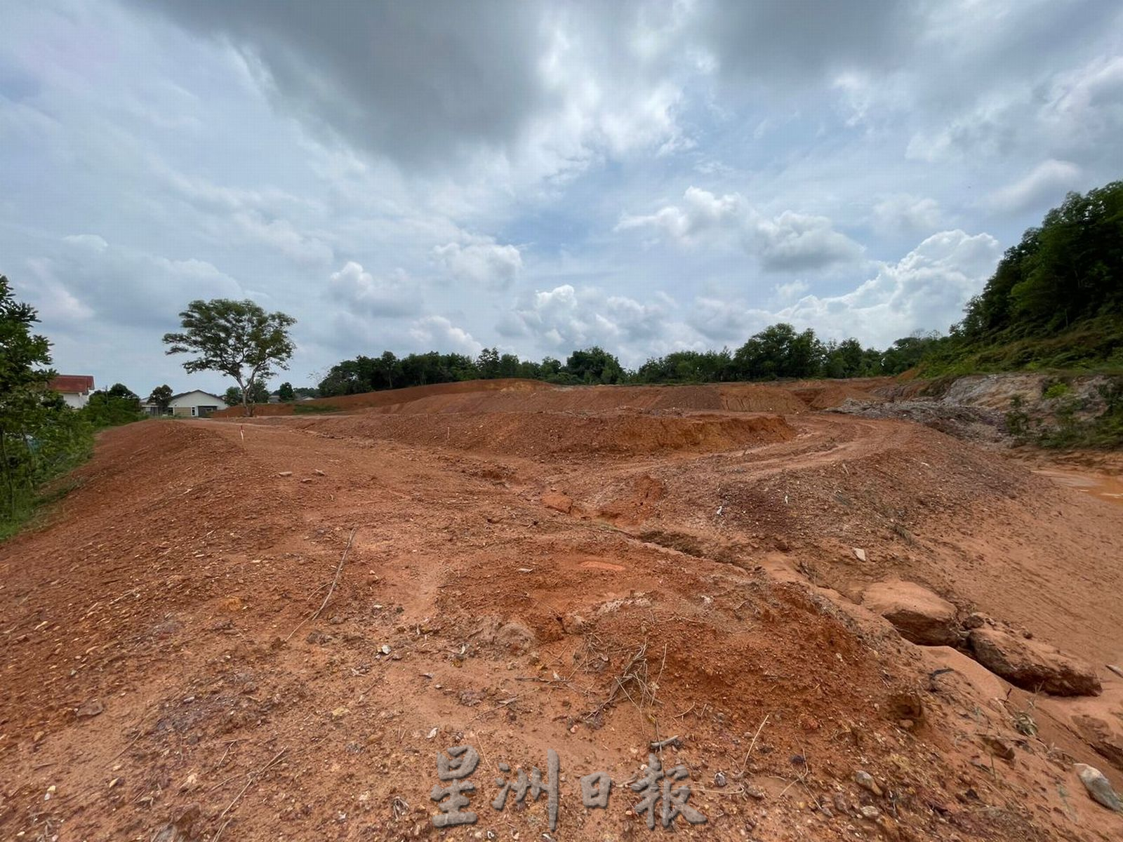 （古城封面主文）地主没妥善处理排水，昨午一场大雨 住宅区变泥城