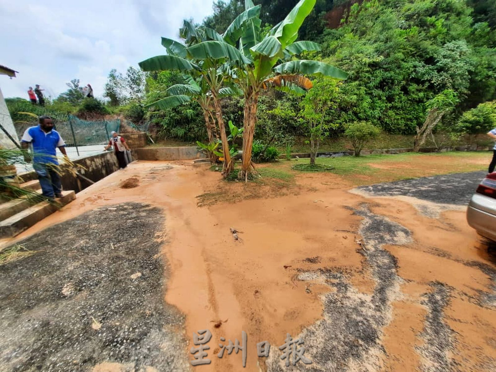 （古城封面主文）地主没妥善处理排水，昨午一场大雨 住宅区变泥城
