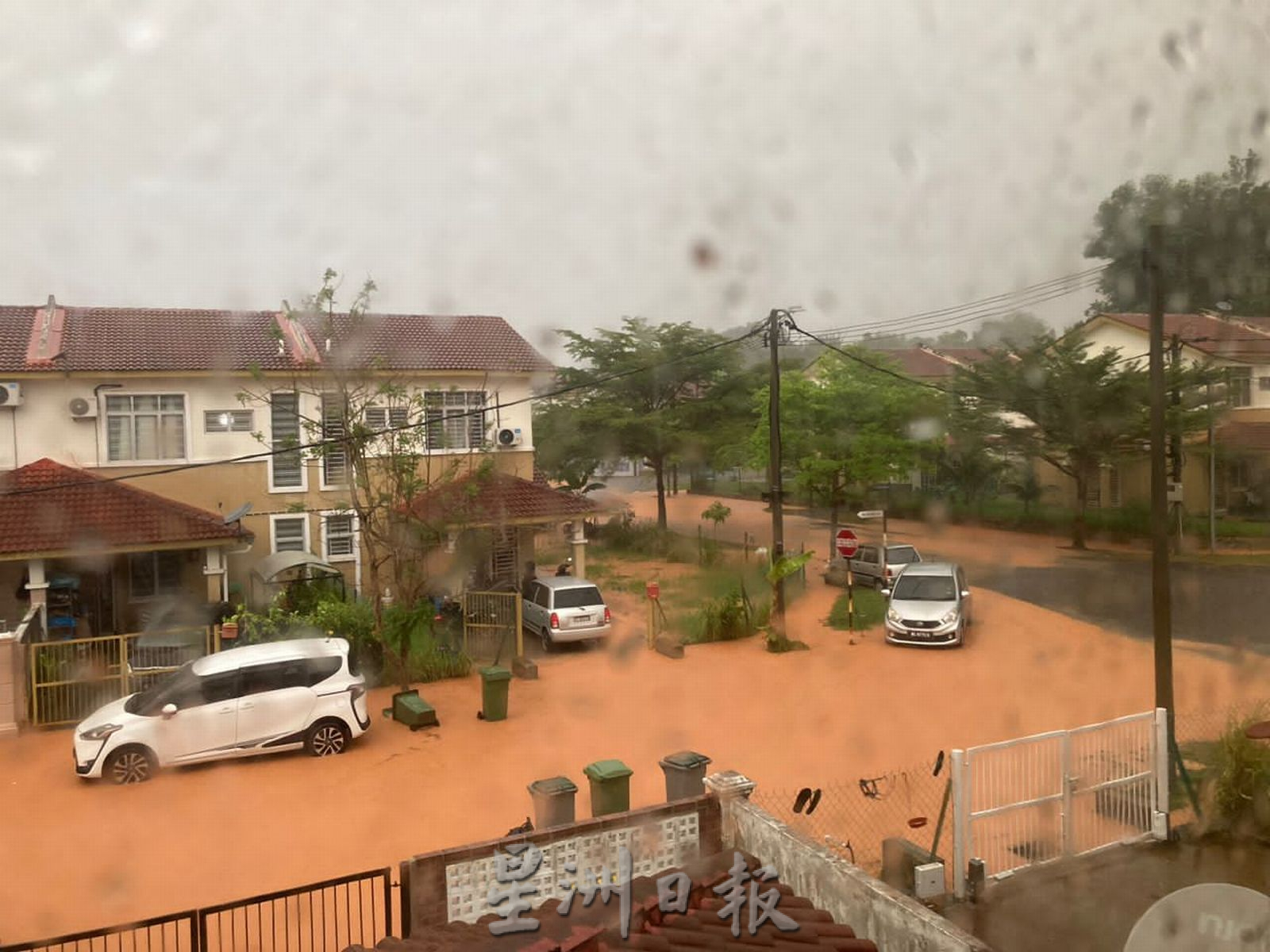 (古城封面主文)地主没妥善处理排水,昨午一场大雨 住宅区变泥城