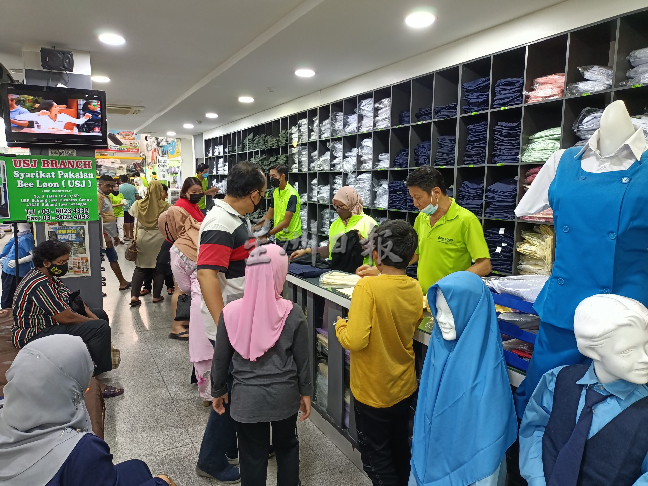 （古城封面主文）开学在即，开学用品店人潮若市