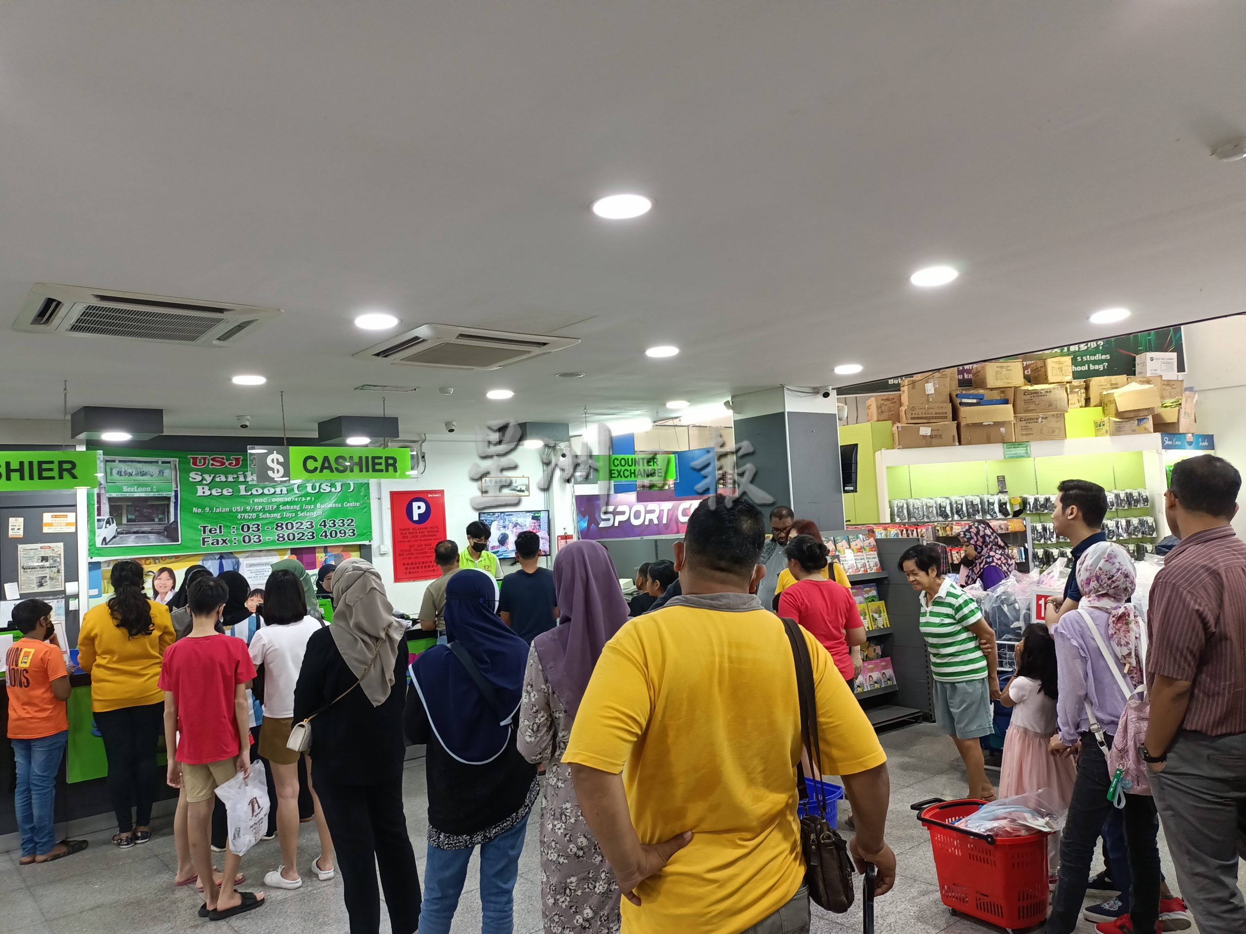 （古城封面主文）开学在即，开学用品店人潮若市