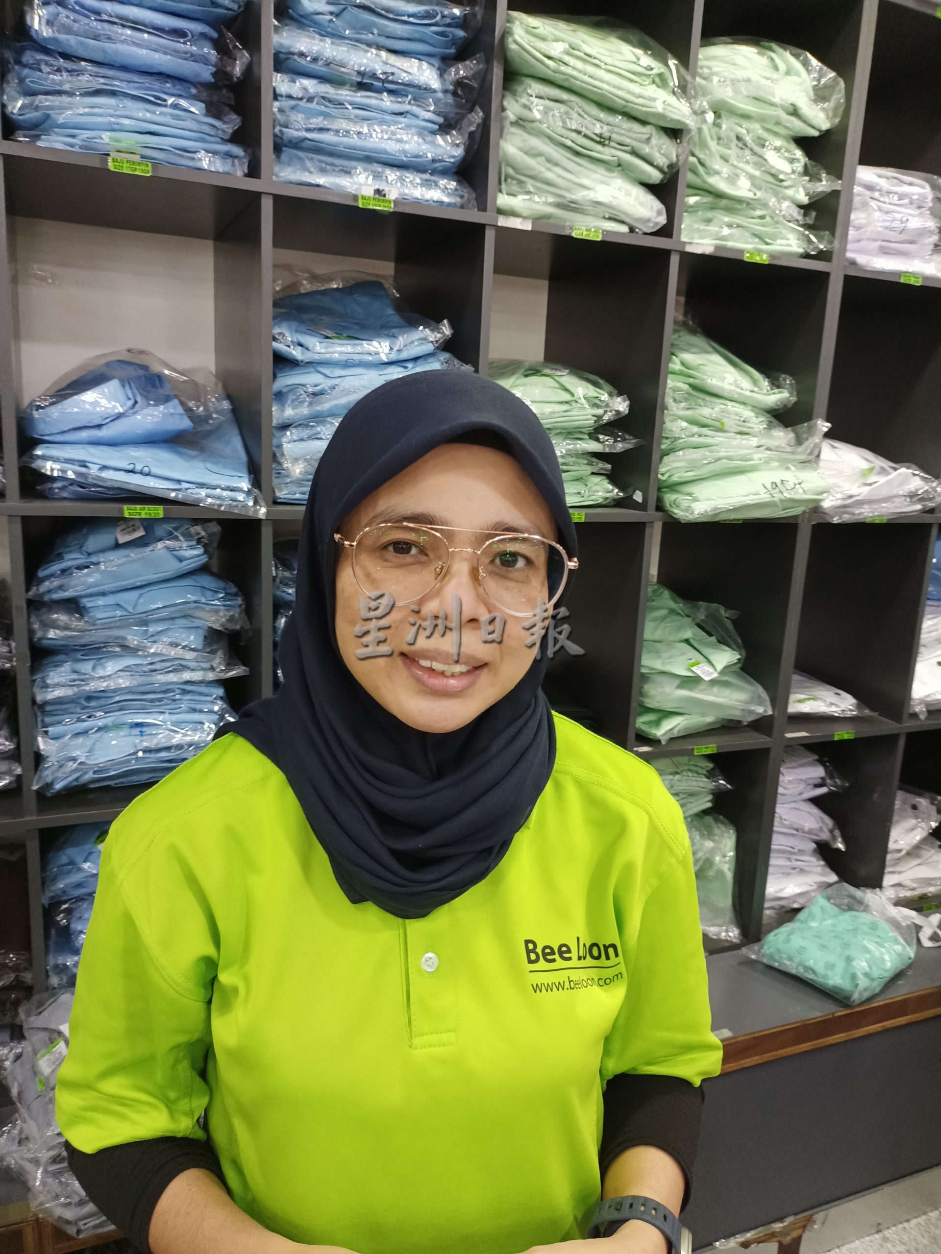 （古城封面主文）开学在即，开学用品店人潮若市