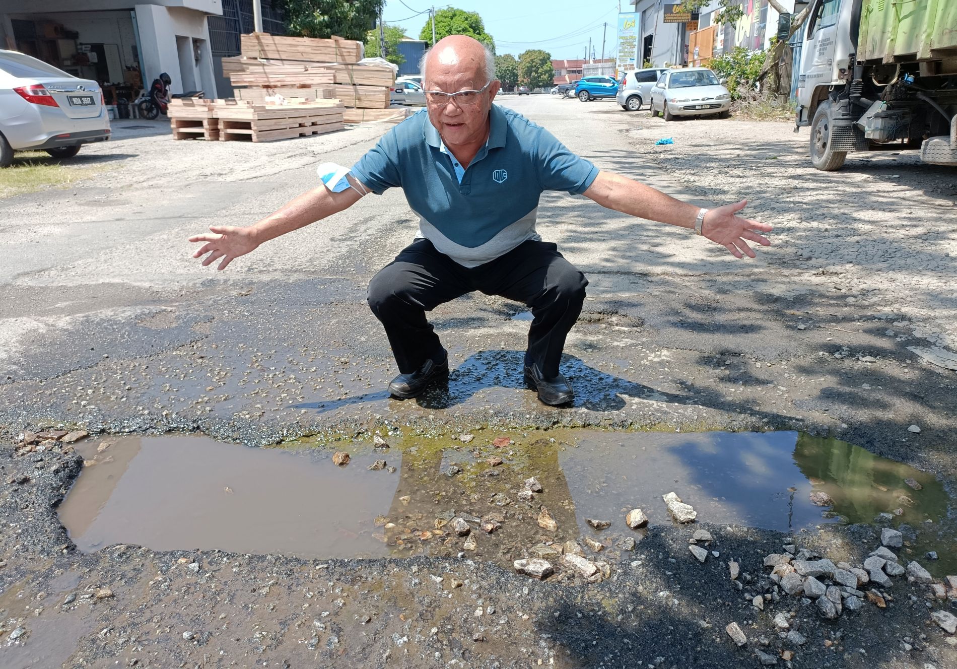 (古城封面主文)投诉后仅敷衍修小路洞·工业区如弃婴