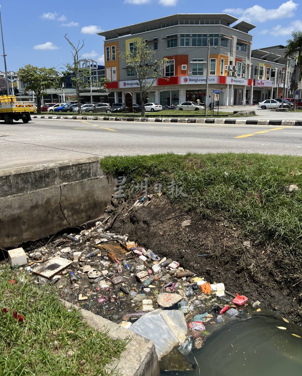 （古城封面主文）柏卡15路垃圾暴增·停车格和路口垃圾堆处处