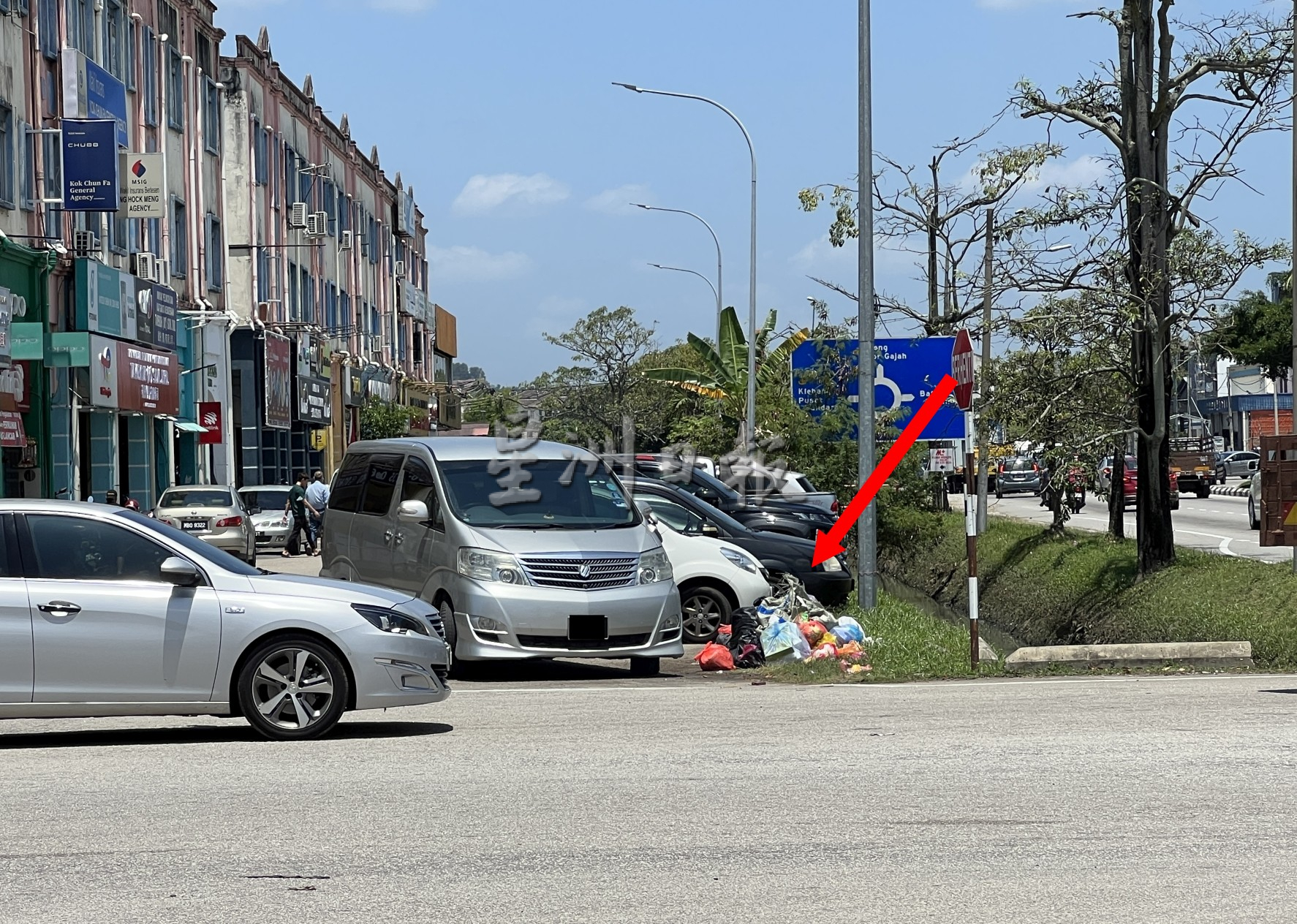 (古城封面主文)柏卡15路垃圾暴增·停车格和路口垃圾堆处处