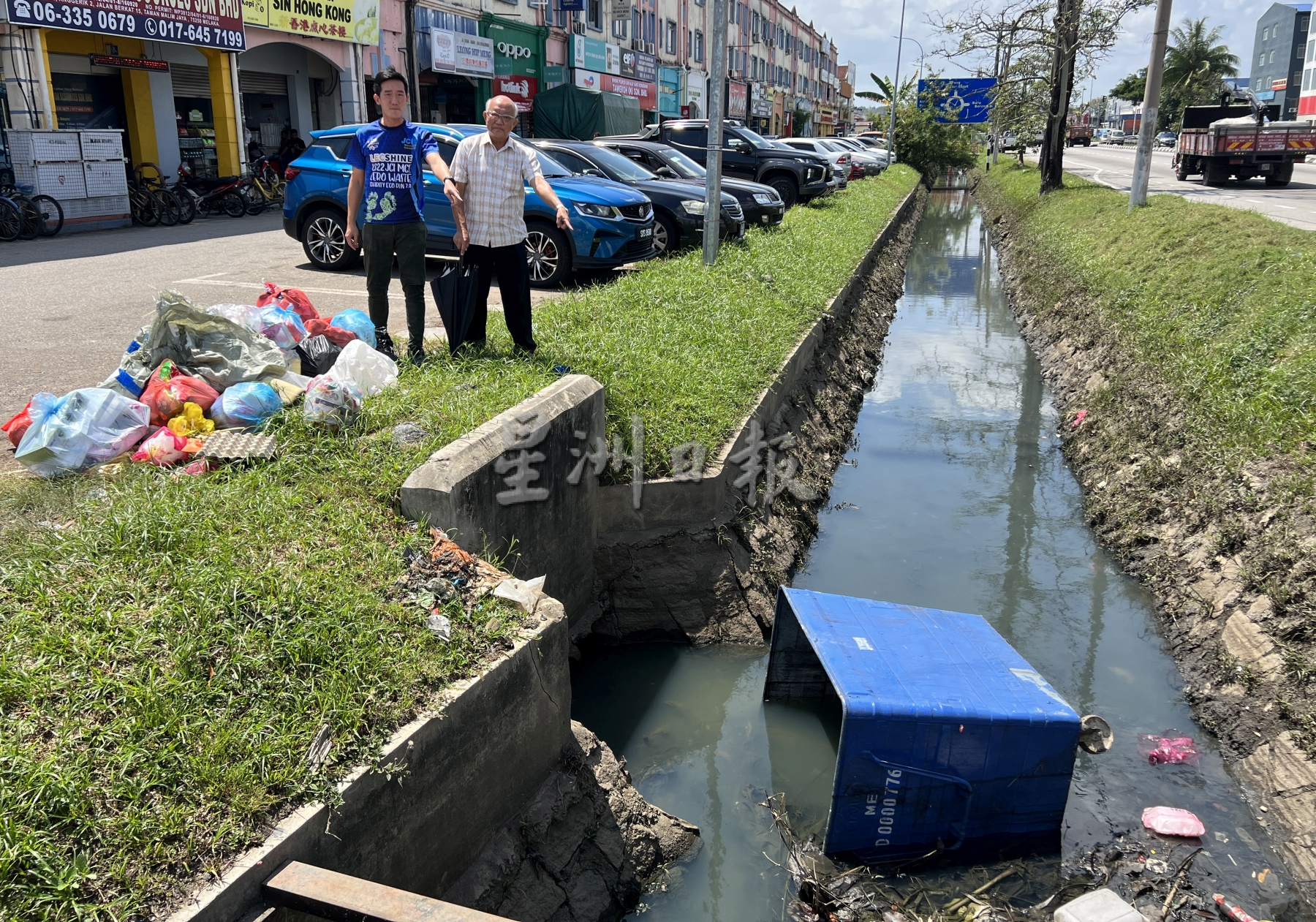 (古城封面主文)柏卡15路垃圾暴增·停车格和路口垃圾堆处处