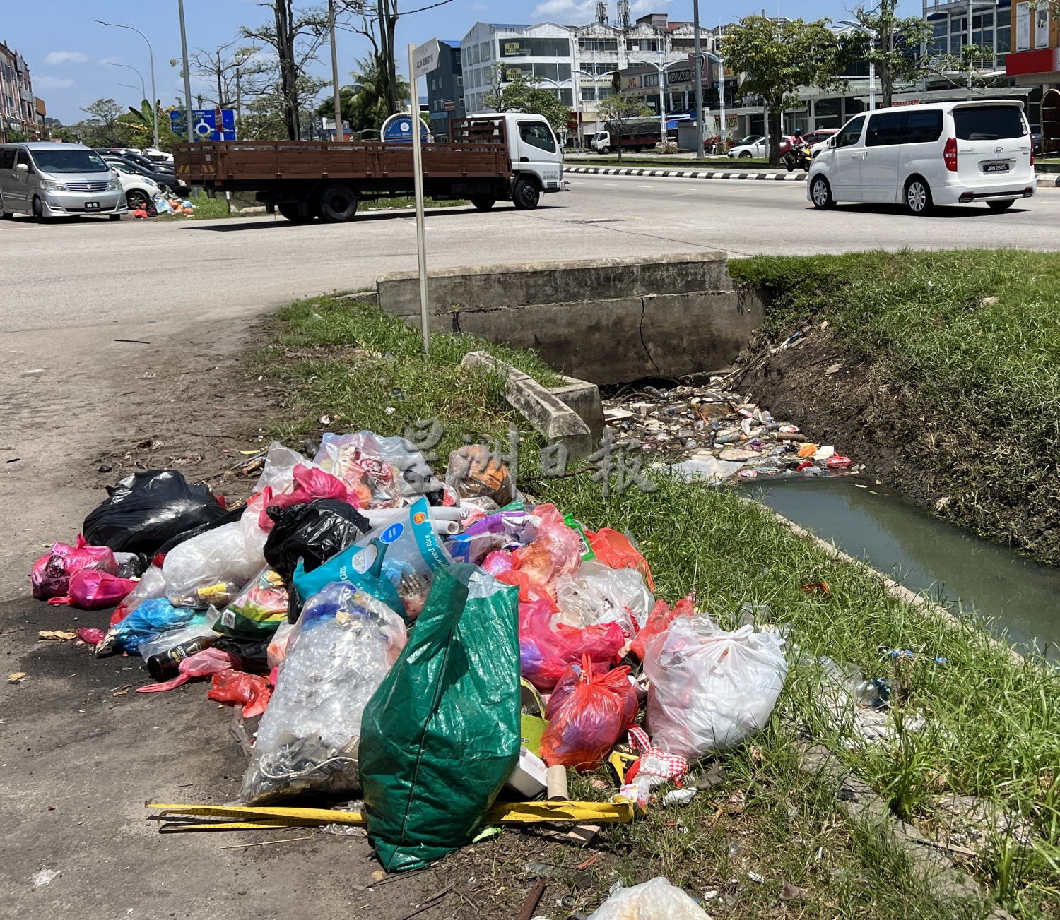 （古城封面主文）柏卡15路垃圾暴增·停车格和路口垃圾堆处处