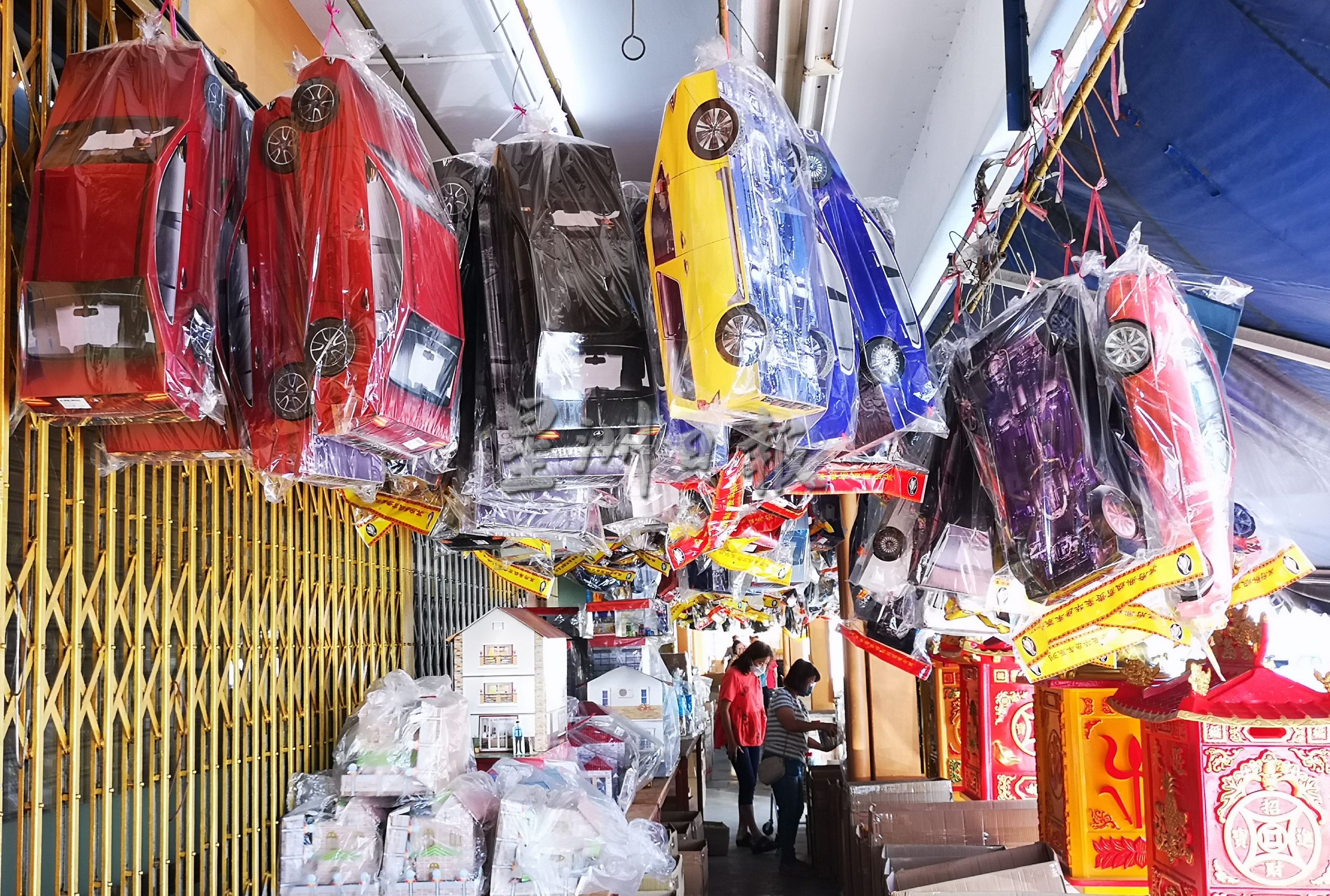 清明纸扎冥品百花齐放 越仿真越受欢迎 名牌纸扎品让先人和活人一样“潮”