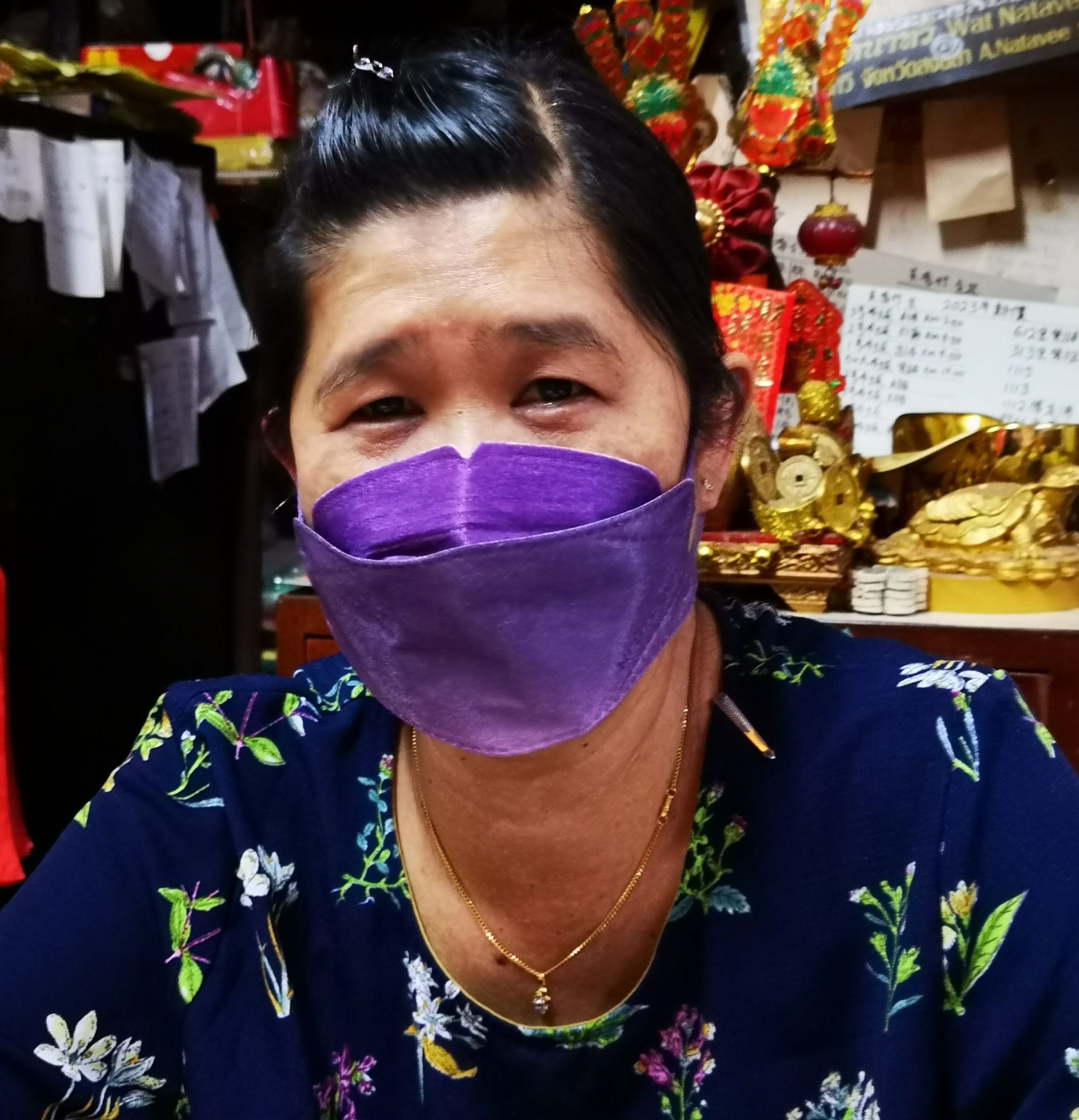 清明纸扎冥品百花齐放 越仿真越受欢迎 名牌纸扎品让先人和活人一样“潮”