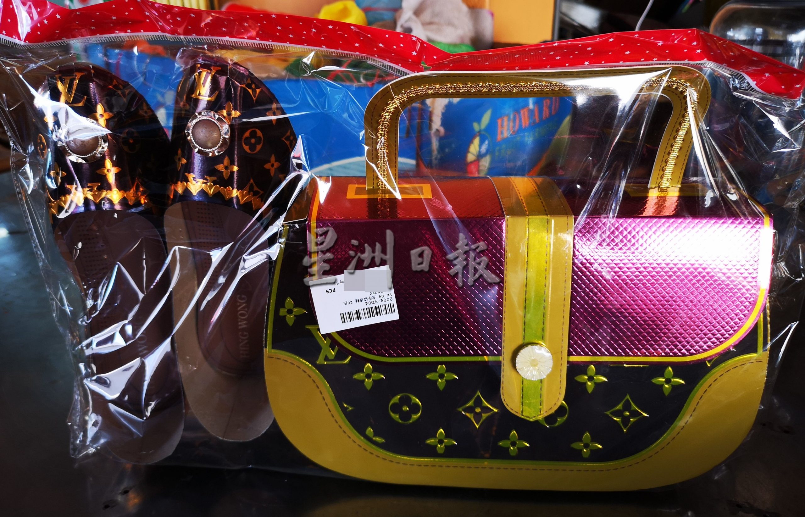清明纸扎冥品百花齐放  越仿真越受欢迎 名牌纸扎品让先人和活人一样“潮”
