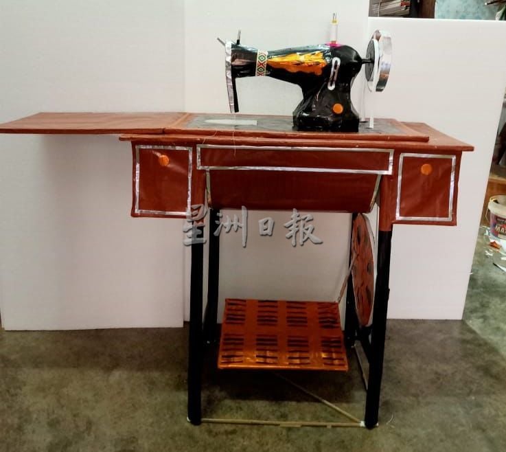 清明纸扎冥品百花齐放 越仿真越受欢迎 名牌纸扎品让先人和活人一样“潮”