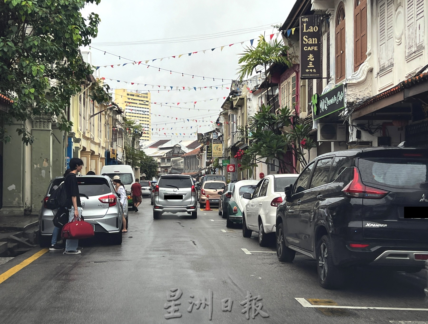 (古城封面主文)违规泊车不缴罚单·地方政府研究有效追讨方案