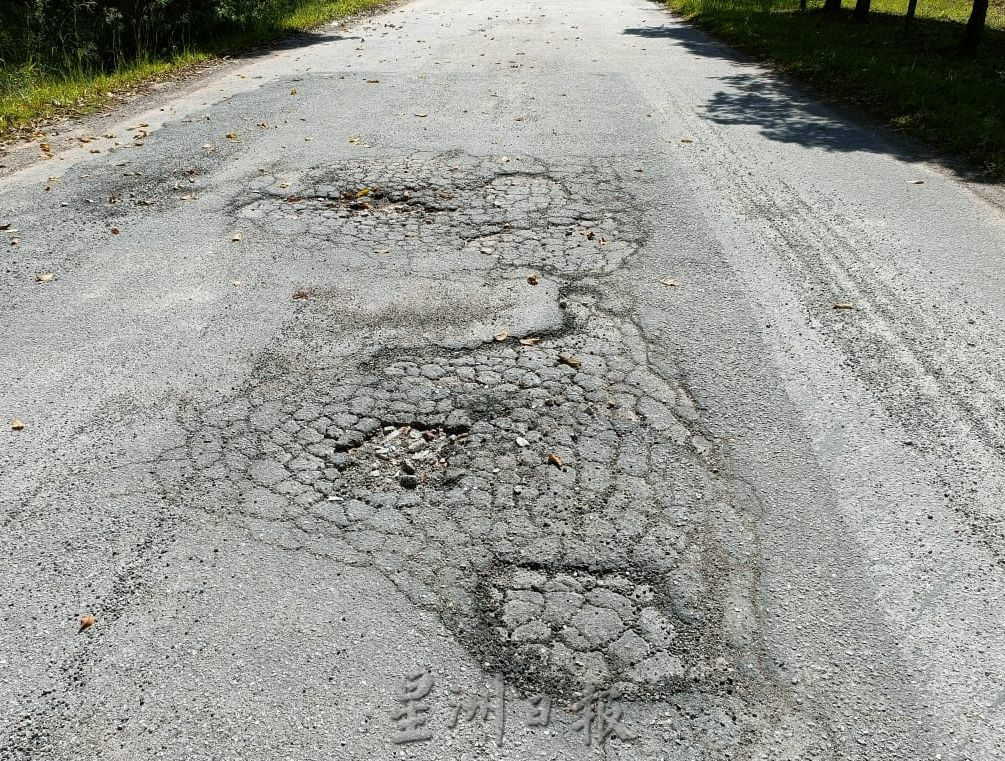 (古城封面副文)汉遮拔体育馆通古鲁蒙及甲华人清真寺道路“千疮百孔” 好危险
