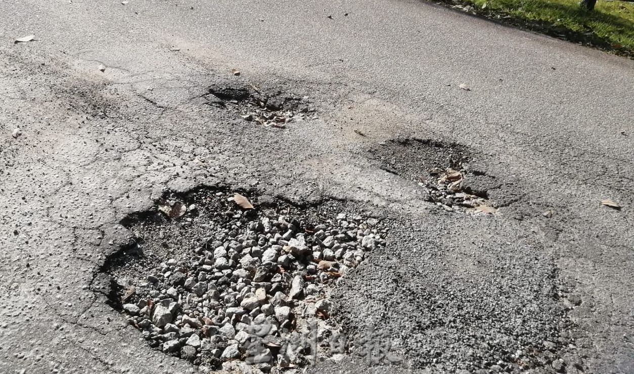 （古城封面副文）汉遮拔体育馆通古鲁蒙及甲华人清真寺道路“千疮百孔”  好危险