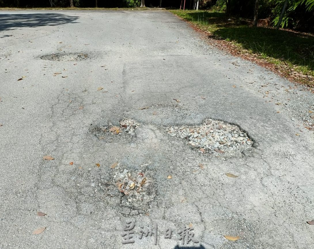 （古城封面副文）汉遮拔体育馆通古鲁蒙及甲华人清真寺道路“千疮百孔”  好危险