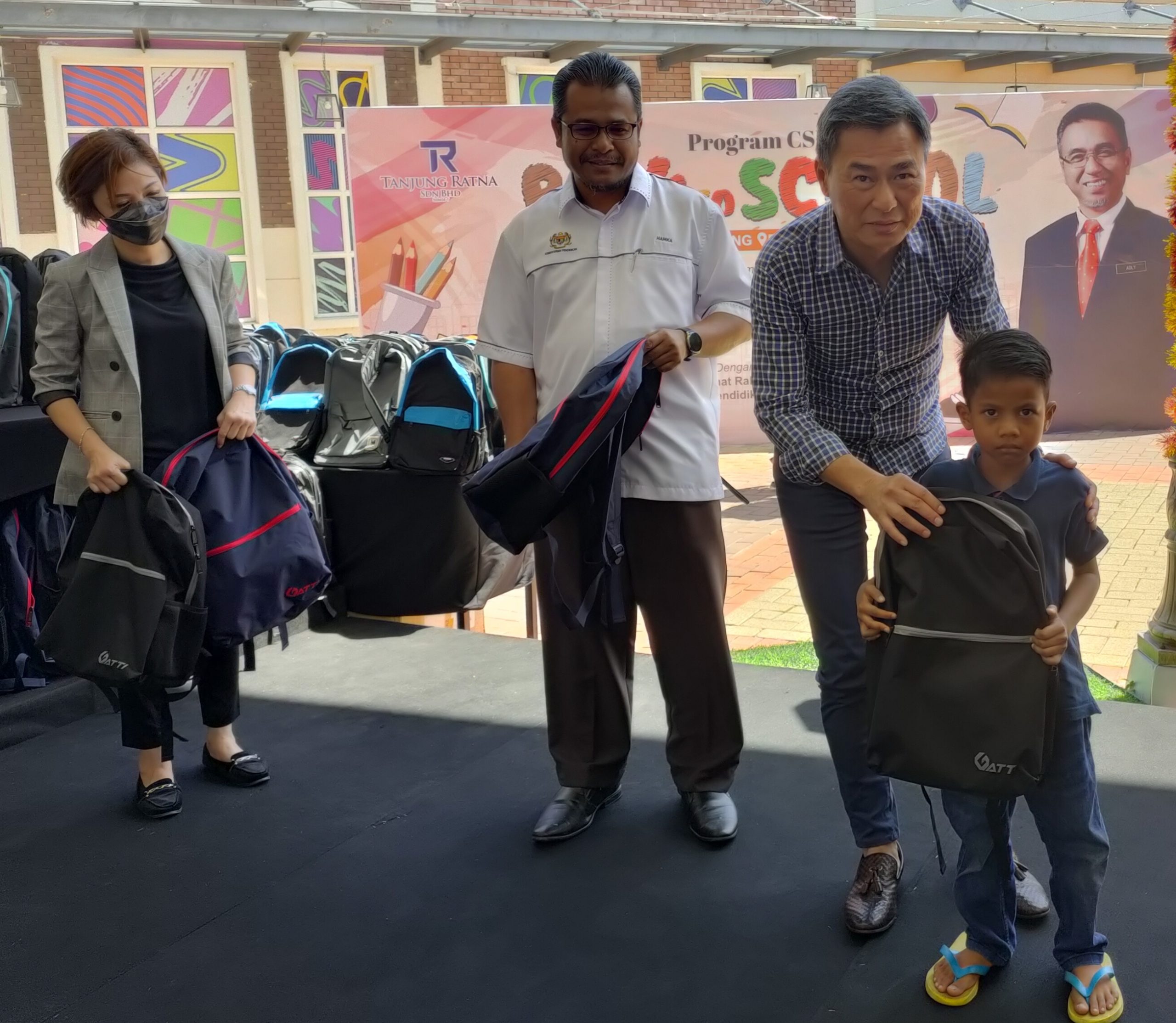 (古城版)副国防部长阿德里主持TANJUNG RATNA有限公司“返回校园”活动