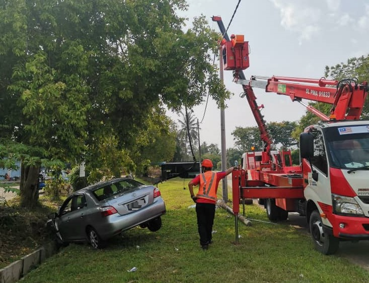 （古城版）汽车失控撞倒电柱