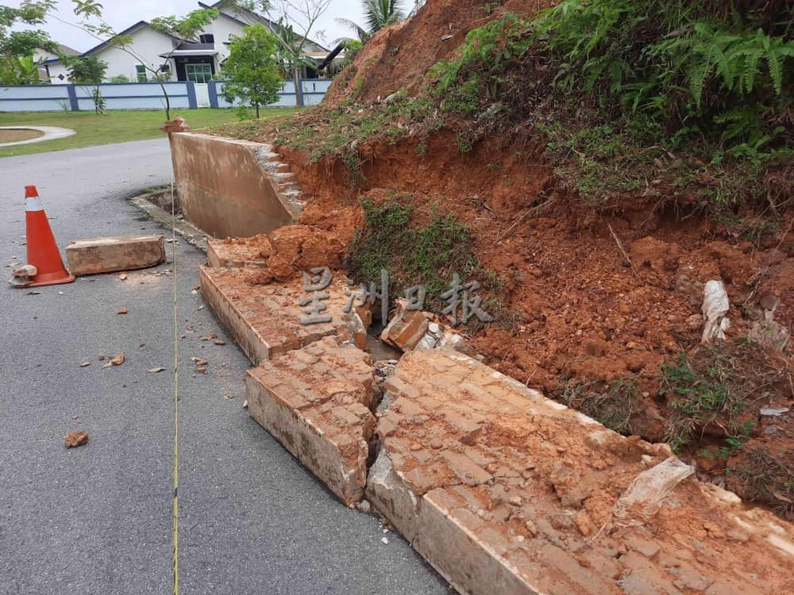 (古城版)甲豪雨导致苏特拉旺宜沟壁倒塌