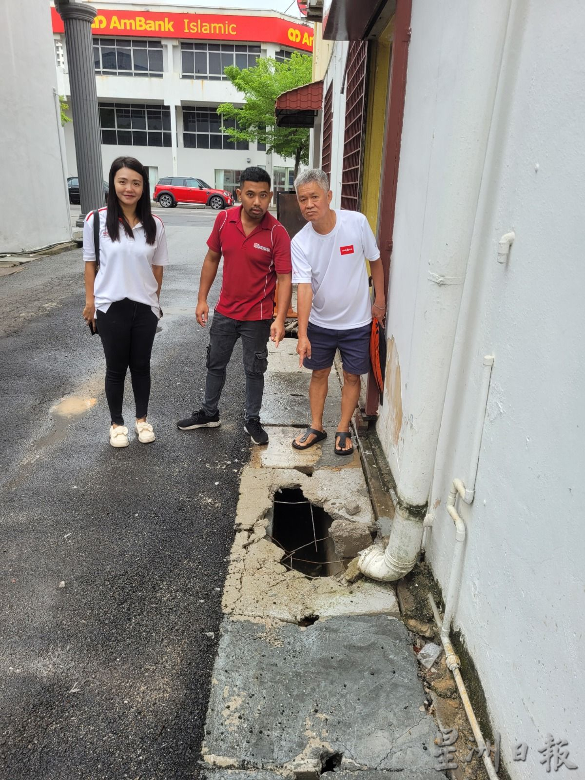 (古城版)疑工程偷工减料 小巷沟盖竣工两个月即破损