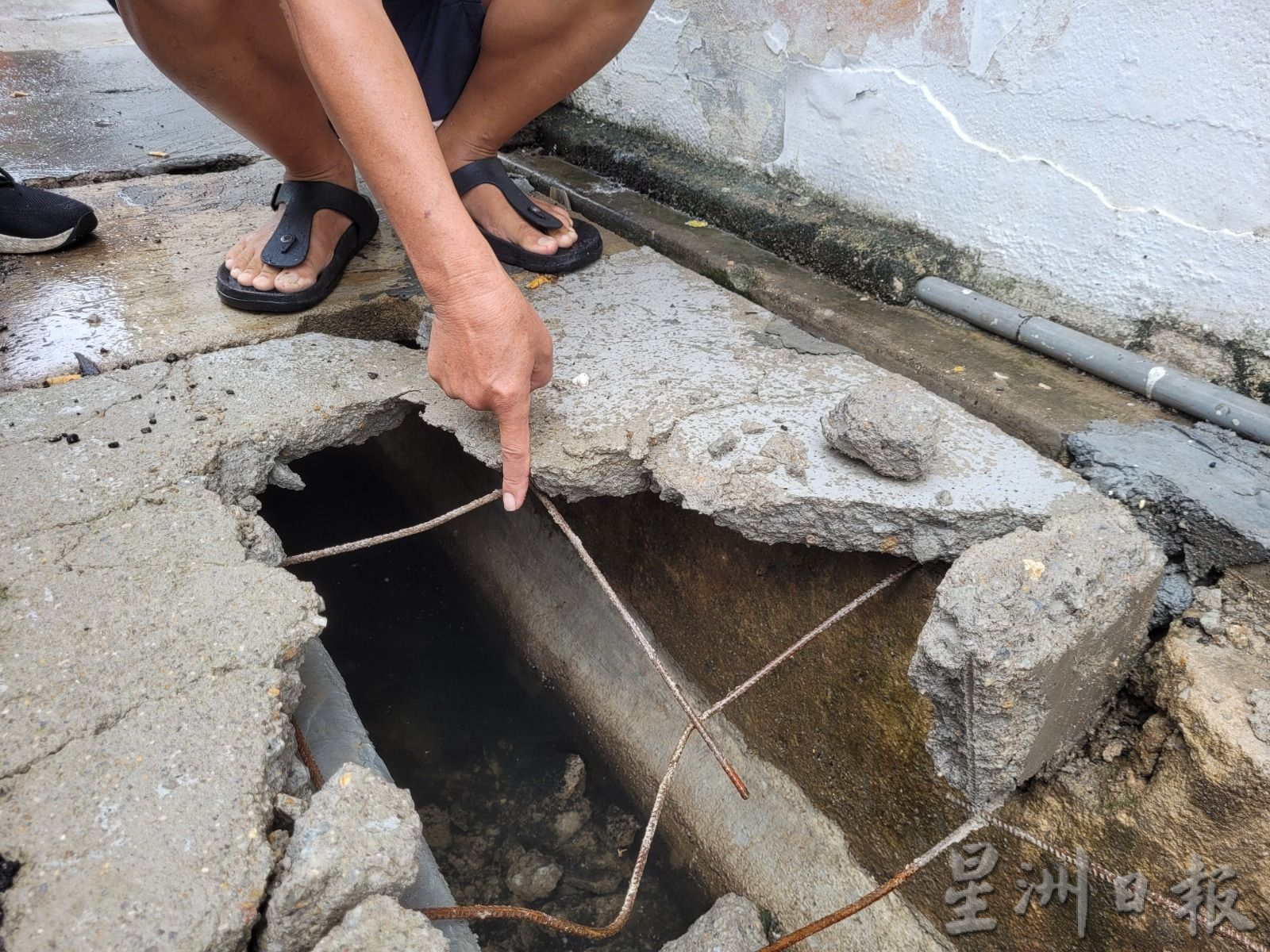 (古城版)疑工程偷工减料 小巷沟盖竣工两个月即破损