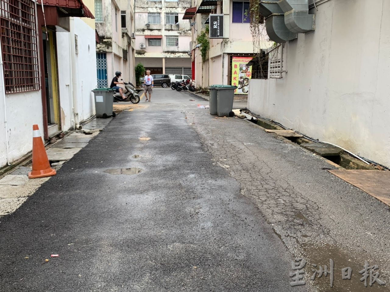 (古城版)疑工程偷工减料 小巷沟盖竣工两个月即破损