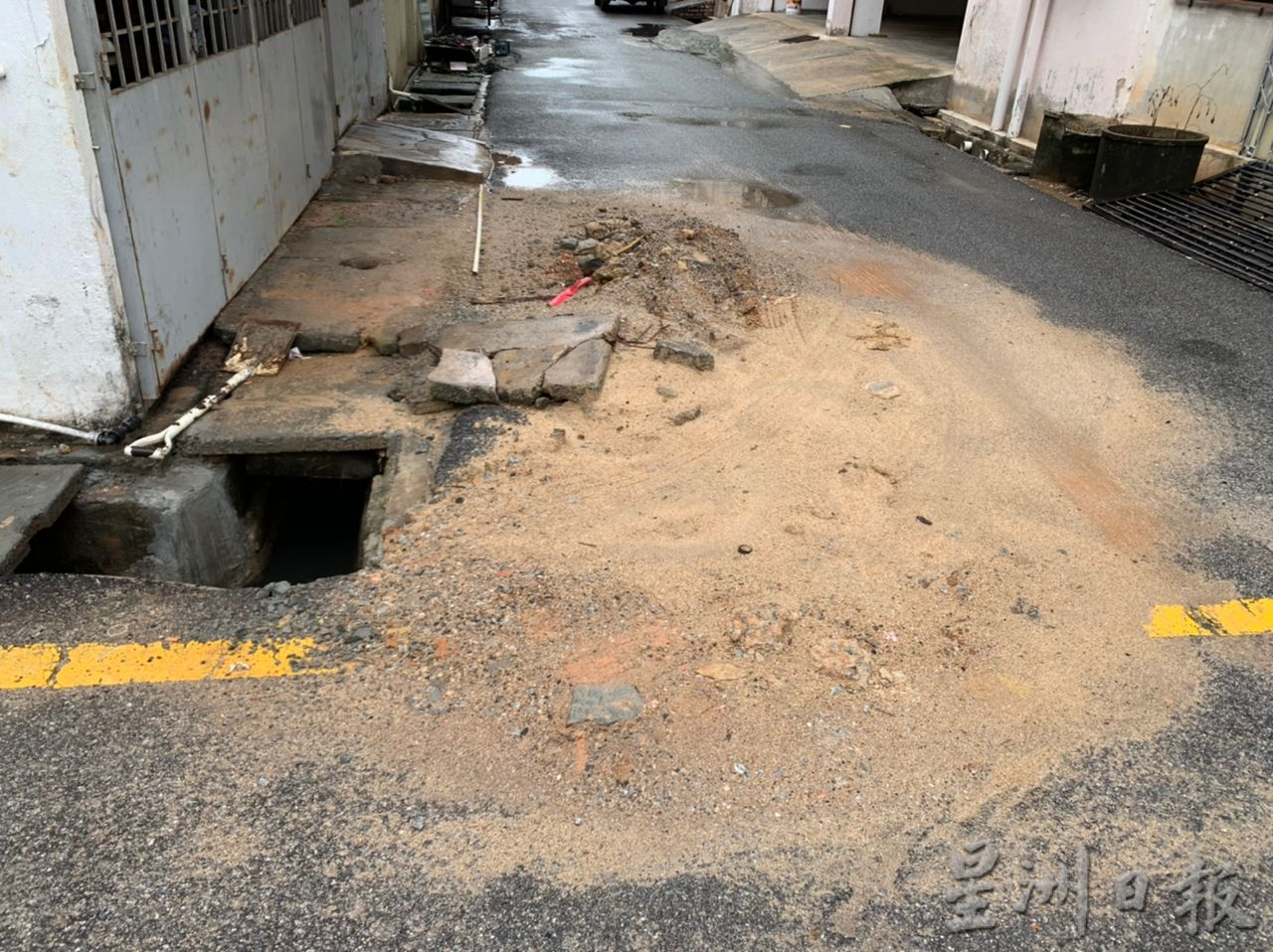 (古城版)疑工程偷工减料 小巷沟盖竣工两个月即破损