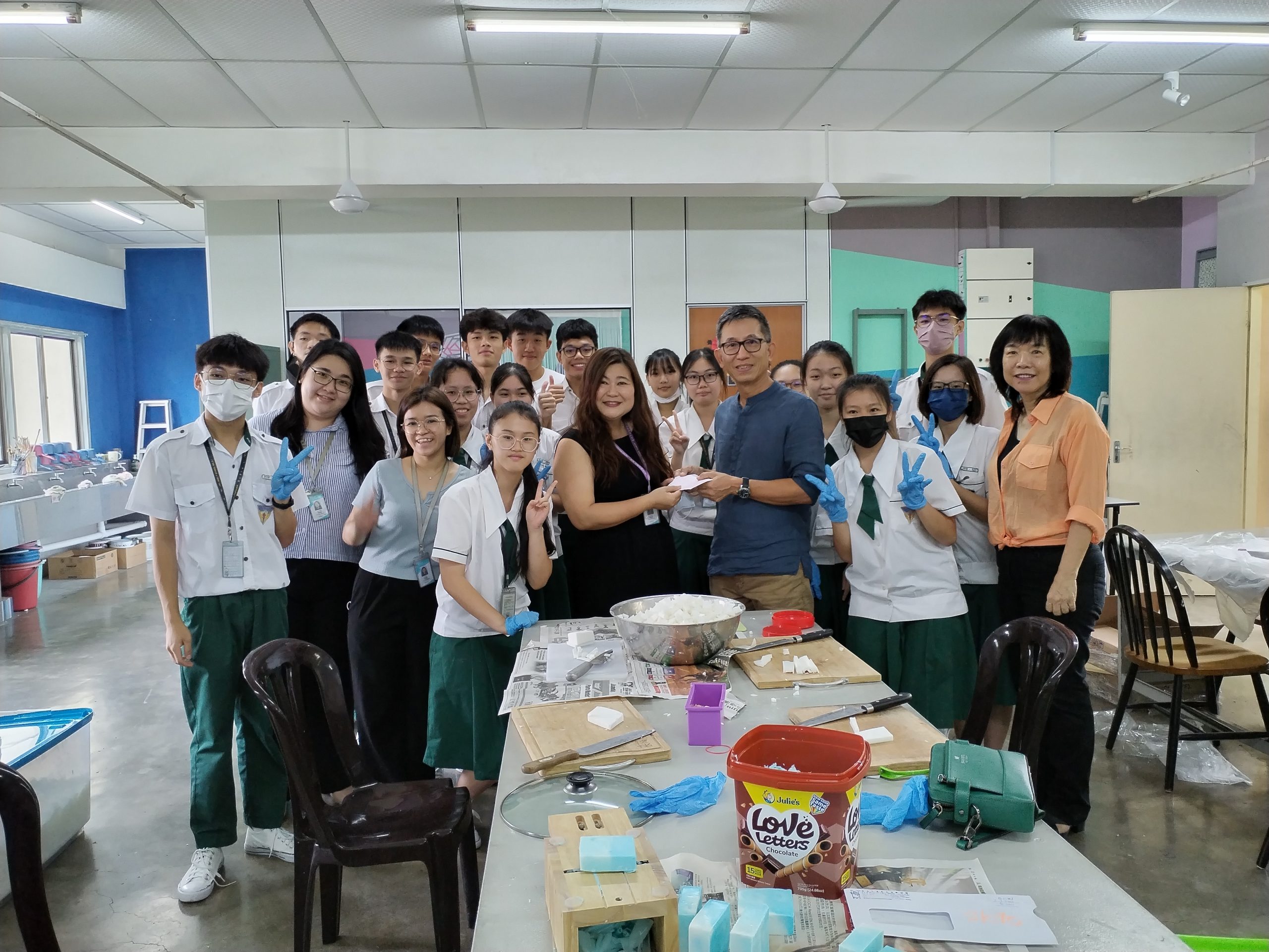 (古城第七版主文)培中1976年毕业校友今年再度发力,筹措1万馀供母校制作110周年校庆香皂