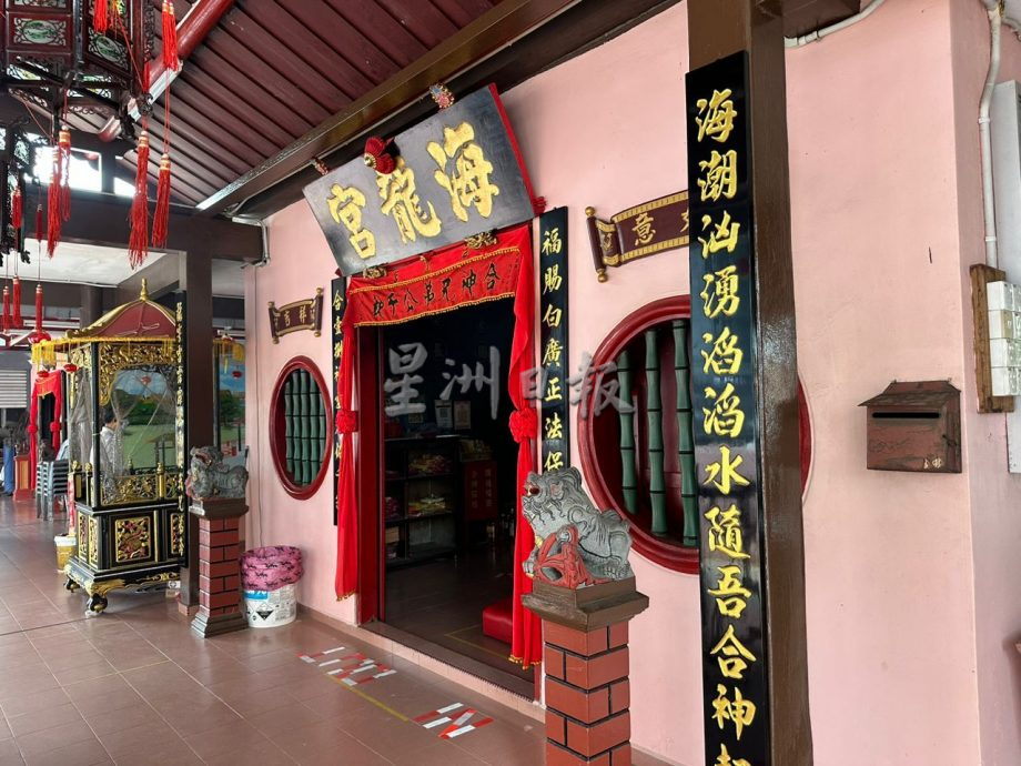 （古城第三版主文）华裔流浪汉留神庙3年