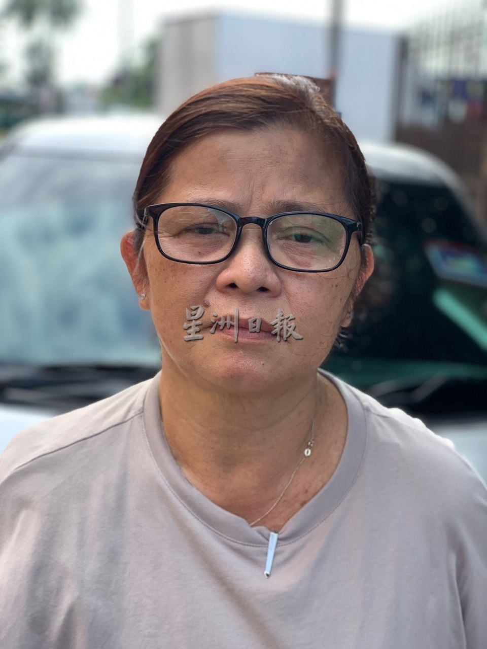 (古城第三版主文)外来车辆停放在道路两旁 组屋出入口被阻居民出入难