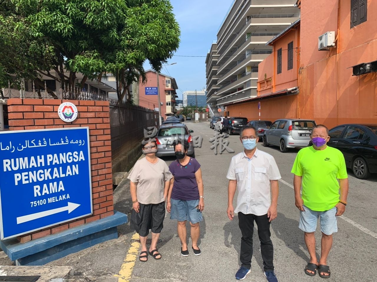 (古城第三版主文)外来车辆停放在道路两旁 组屋出入口被阻居民出入难