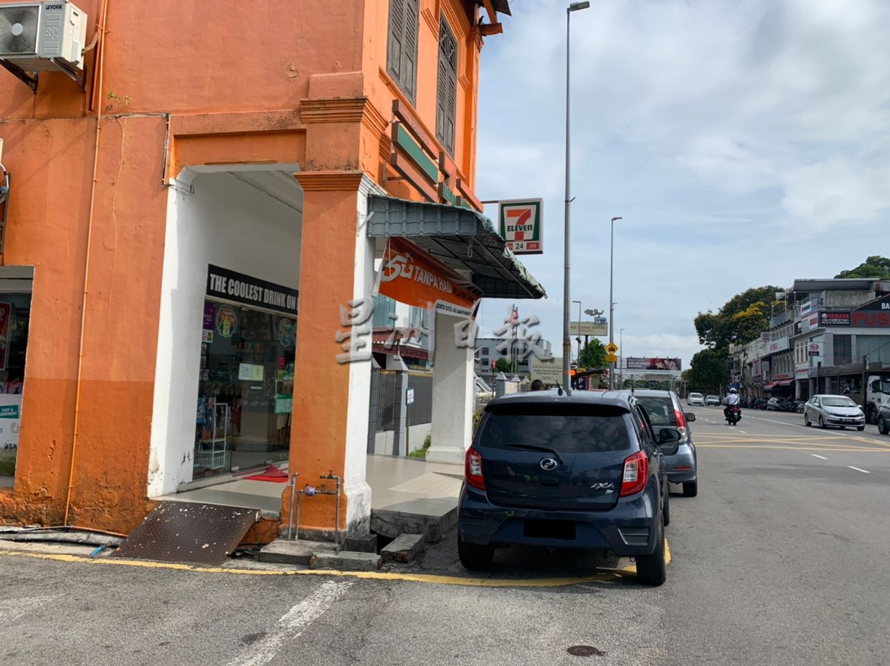 (古城第三版主文)外来车辆停放在道路两旁 组屋出入口被阻居民出入难