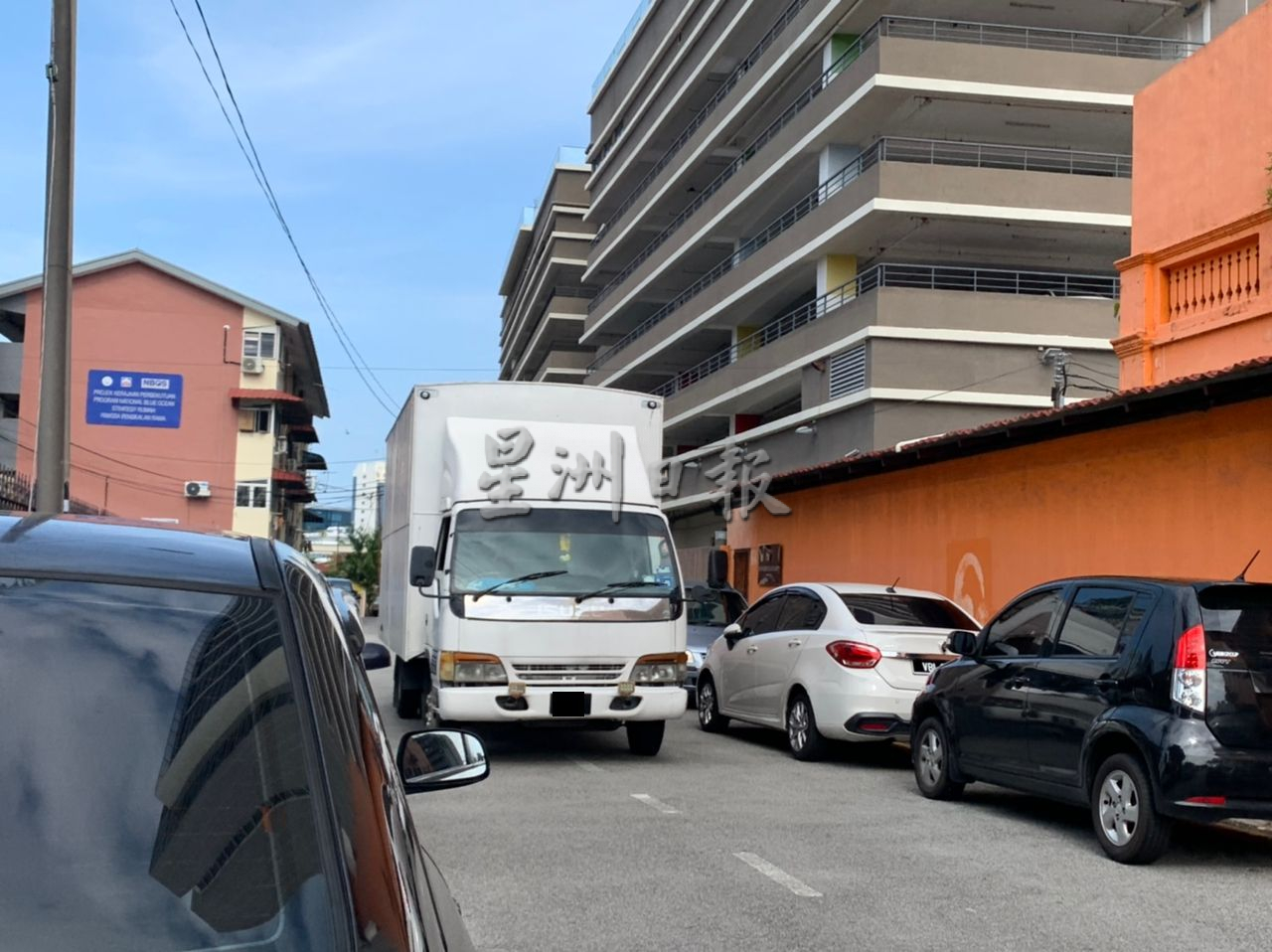 (古城第三版主文)外来车辆停放在道路两旁 组屋出入口被阻居民出入难