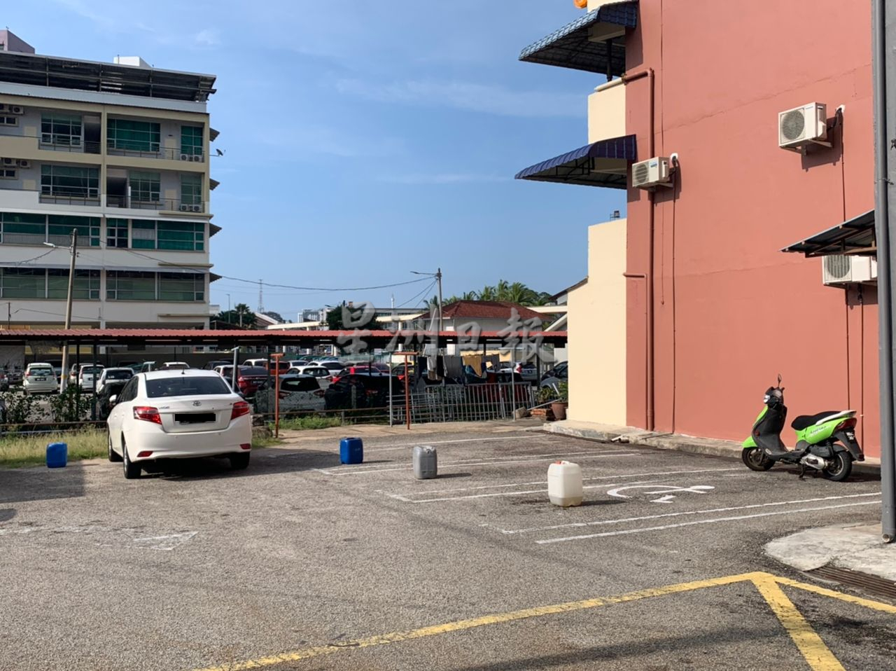 (古城第三版主文)外来车辆停放在道路两旁 组屋出入口被阻居民出入难