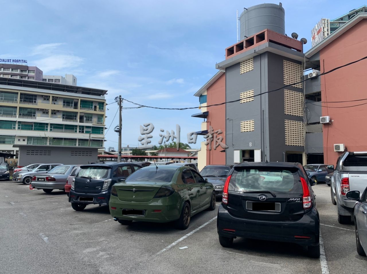 (古城第三版主文)外来车辆停放在道路两旁 组屋出入口被阻居民出入难