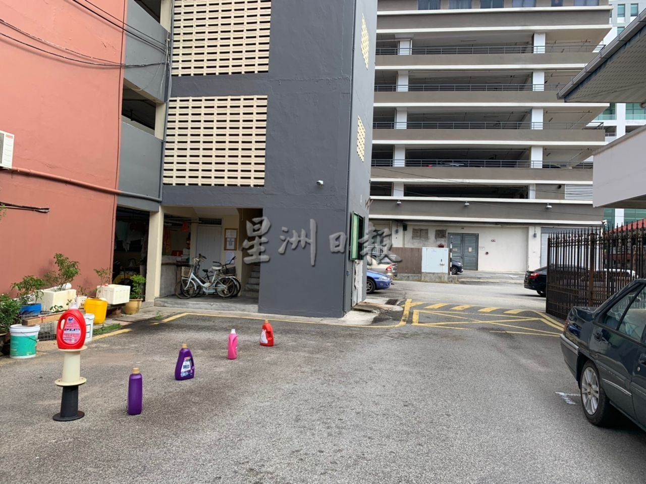 (古城第三版主文)外来车辆停放在道路两旁 组屋出入口被阻居民出入难