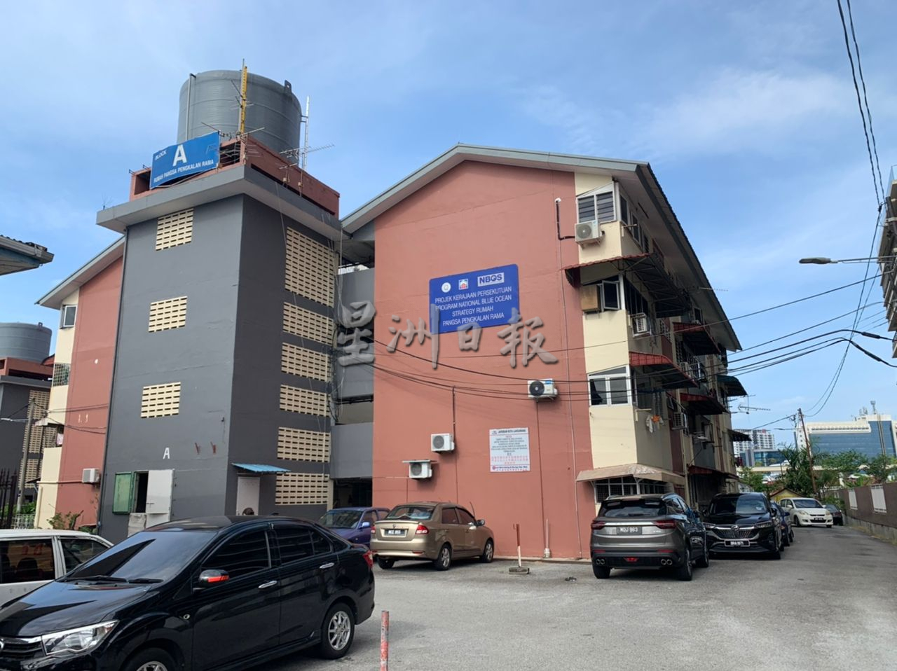 (古城第三版主文)外来车辆停放在道路两旁 组屋出入口被阻居民出入难