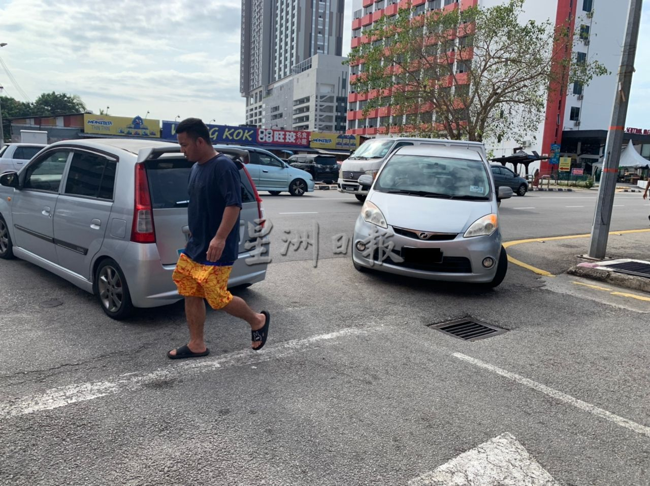 (古城第三版主文)外来车辆停放在道路两旁 组屋出入口被阻居民出入难