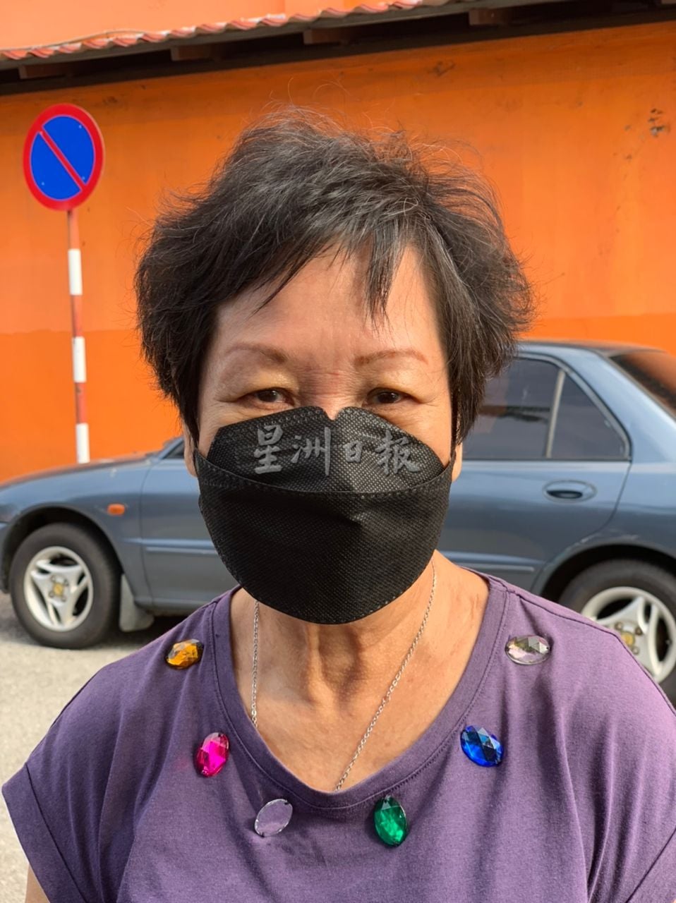 (古城第三版主文)外来车辆停放在道路两旁 组屋出入口被阻居民出入难