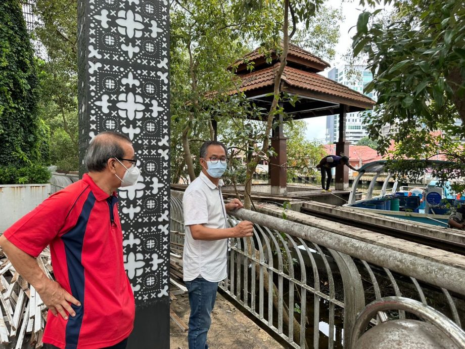 (古城第三版主文)甲河畔红树林现垃圾 刘志俍促民众勿乱丢垃圾